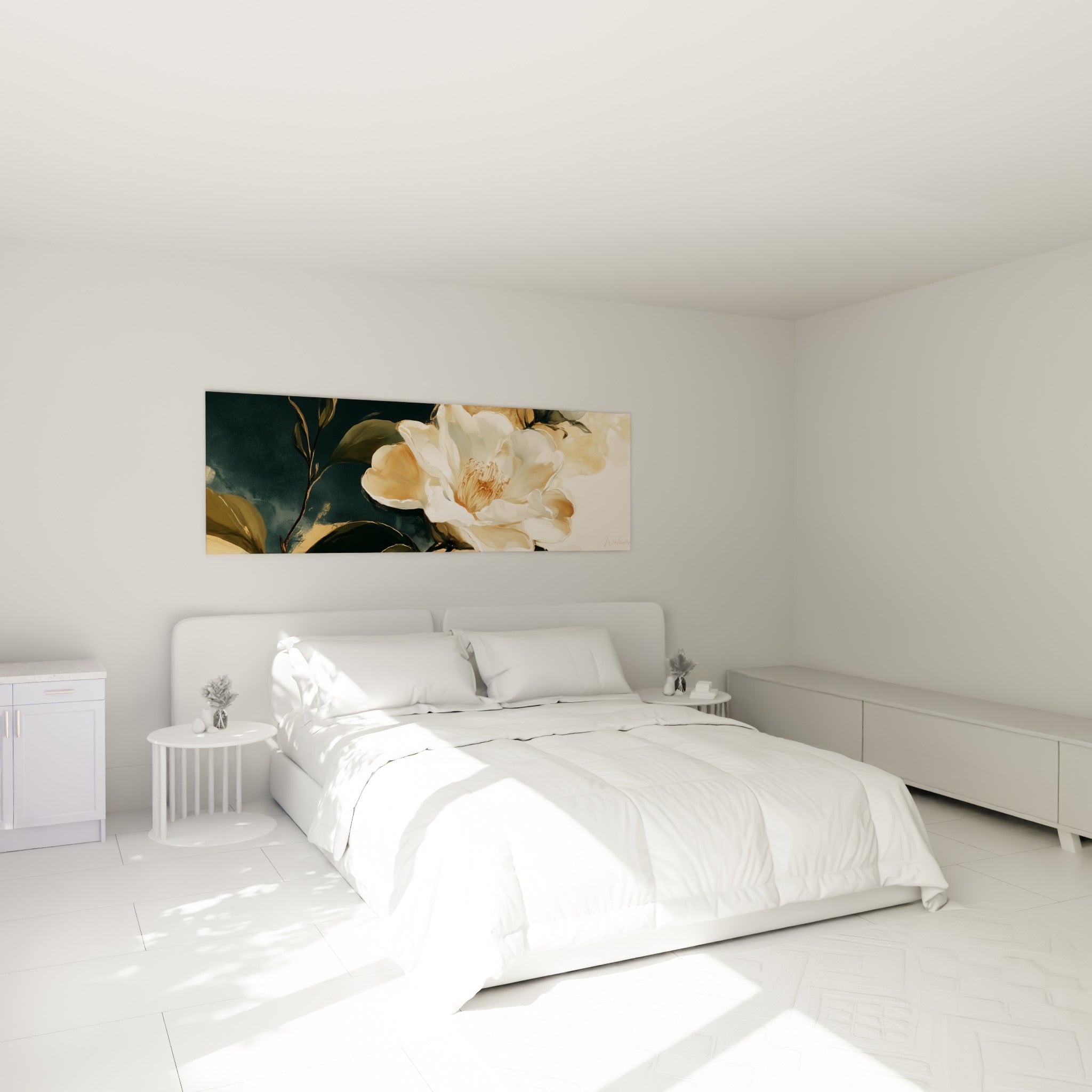Fleur de camélia blanche et dorée au-dessus d'un lit dans une chambre claire, fond bleu nuit contrastant