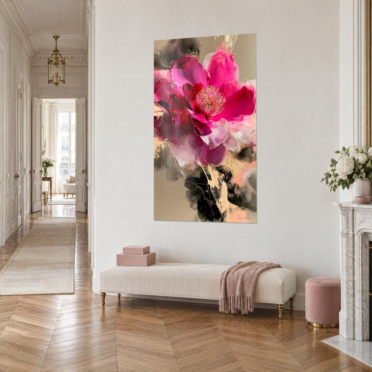 Tableau grosse fleur magenta aux éclaboussures d'or et taches noires sur fond beige, vue de trois-quarts au-dessus d'un banc, couloir haussmannien