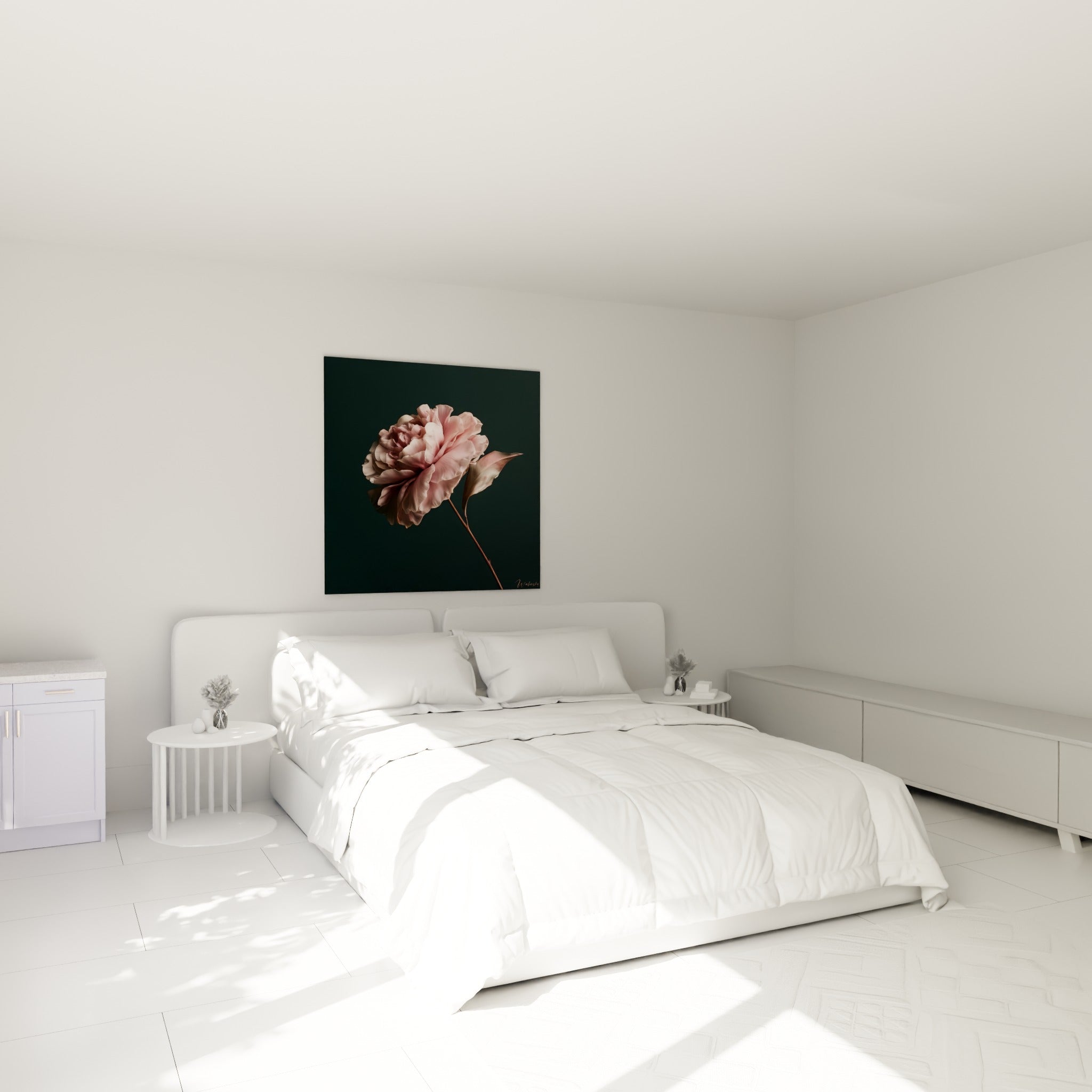 Fleur de camélia rose et blanc nacré illuminée, accrochée au-dessus d'un lit dans une chambre claire