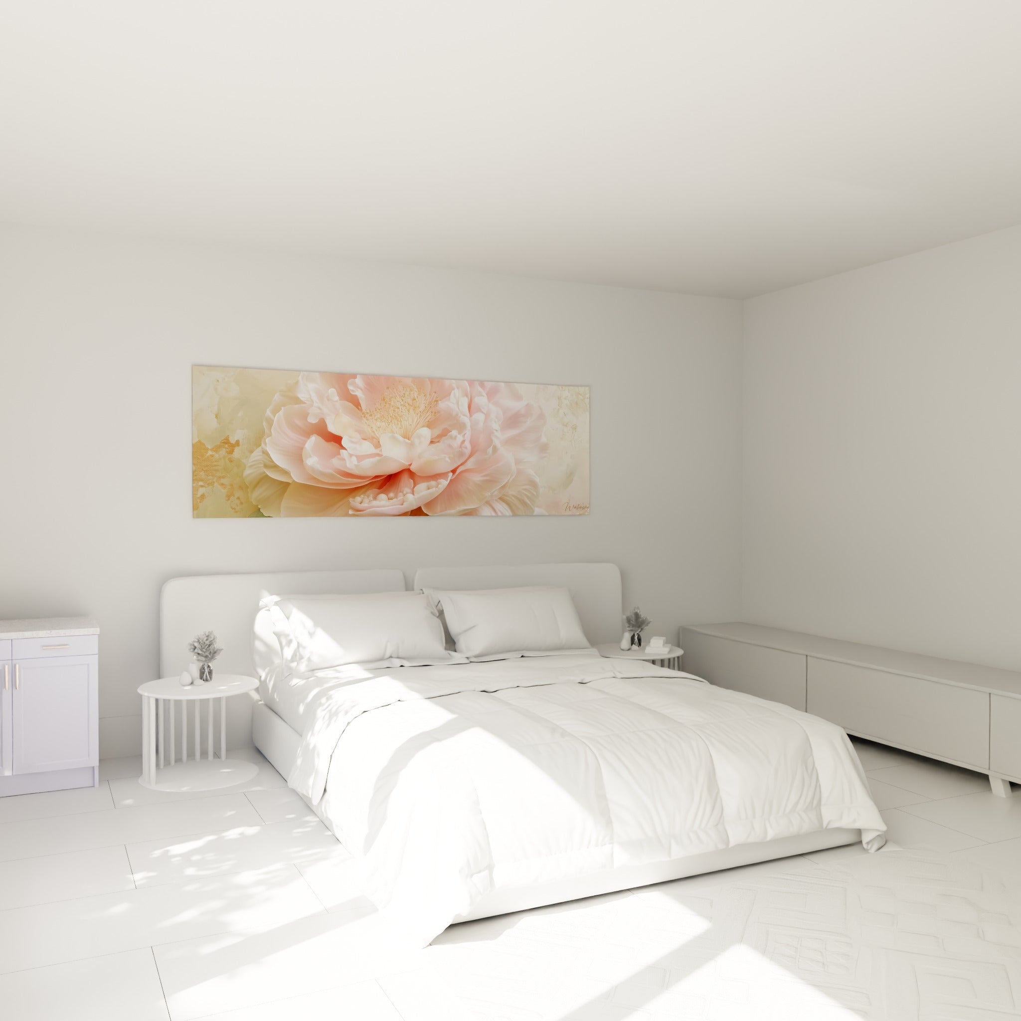 Fleur de camélia rose poudré et or illumine le mur au-dessus d'un lit dans une chambre claire