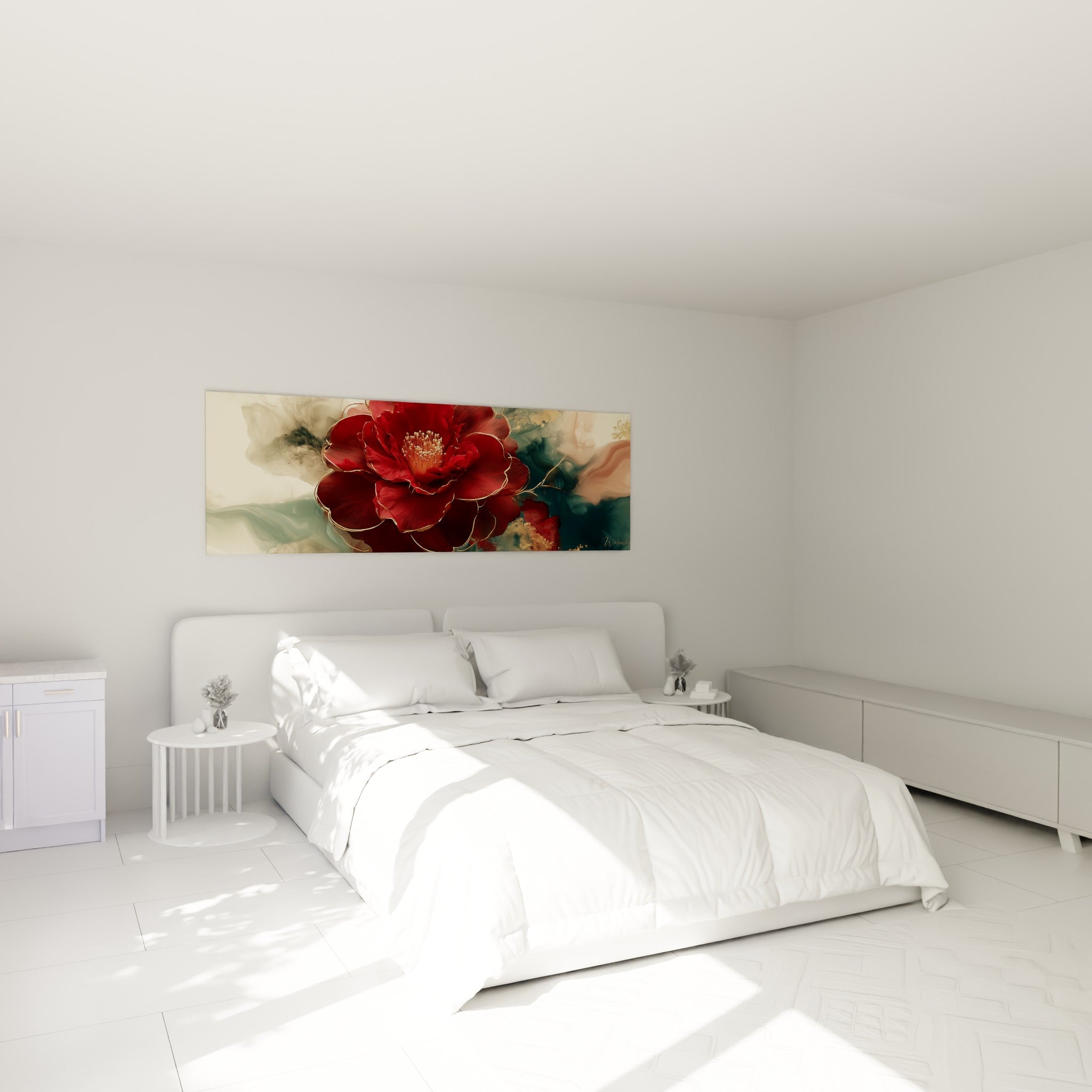 Fleur de camélia rouge profond et dorée, disposée au-dessus d'un lit dans une chambre claire