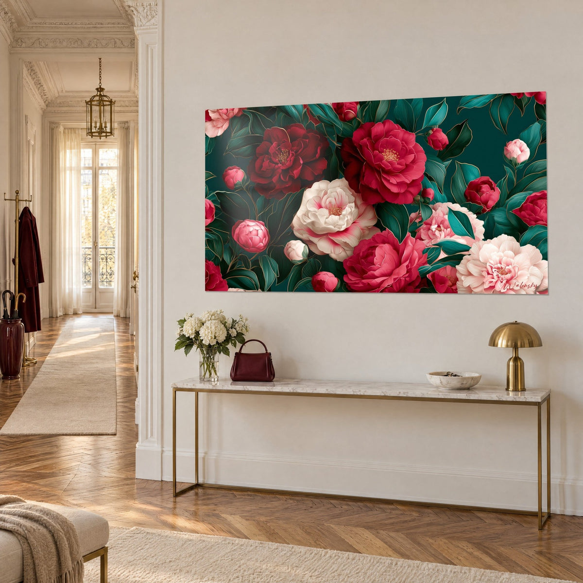 Tableau grosses pivoines rouges et roses poudrées, feuillage vert sapin liseré d'or, vue de biais, au-dessus d'une console dorée