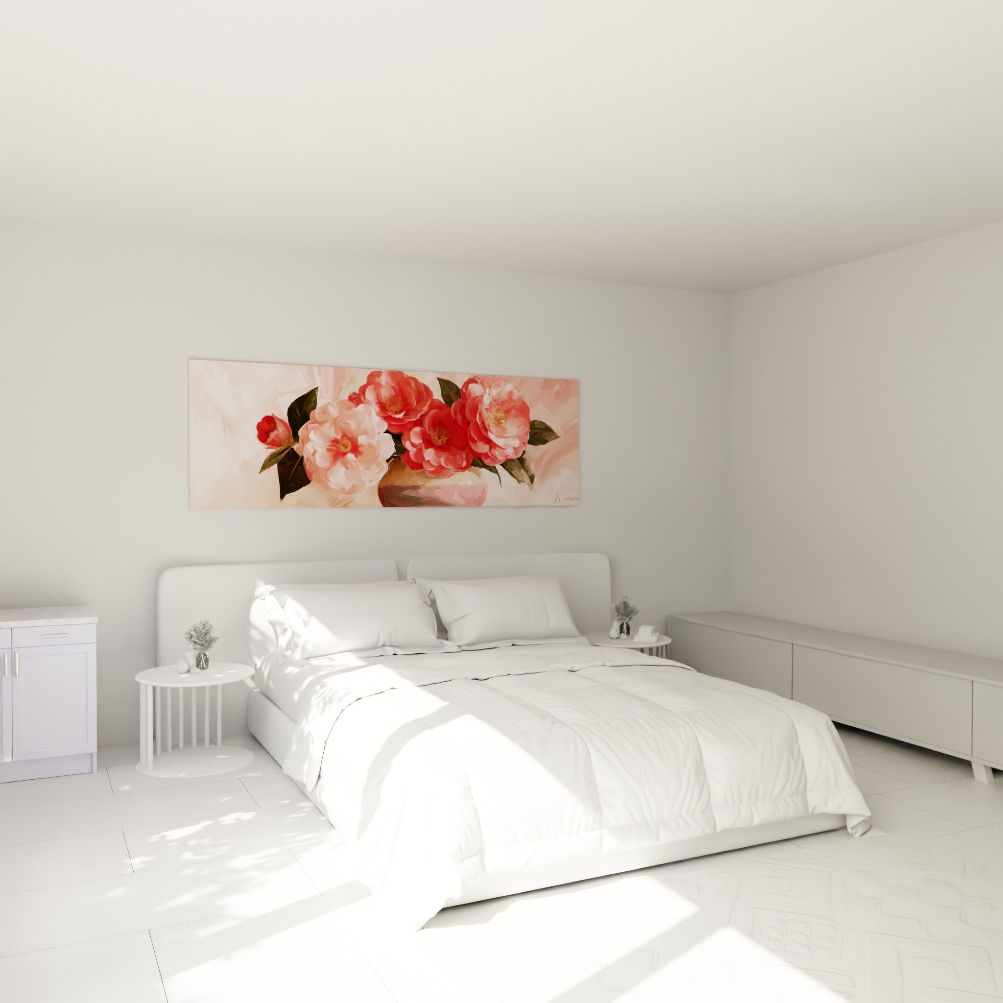 Bouquet de camélias corail et rose pâle accroché au-dessus d'un lit dans une chambre claire