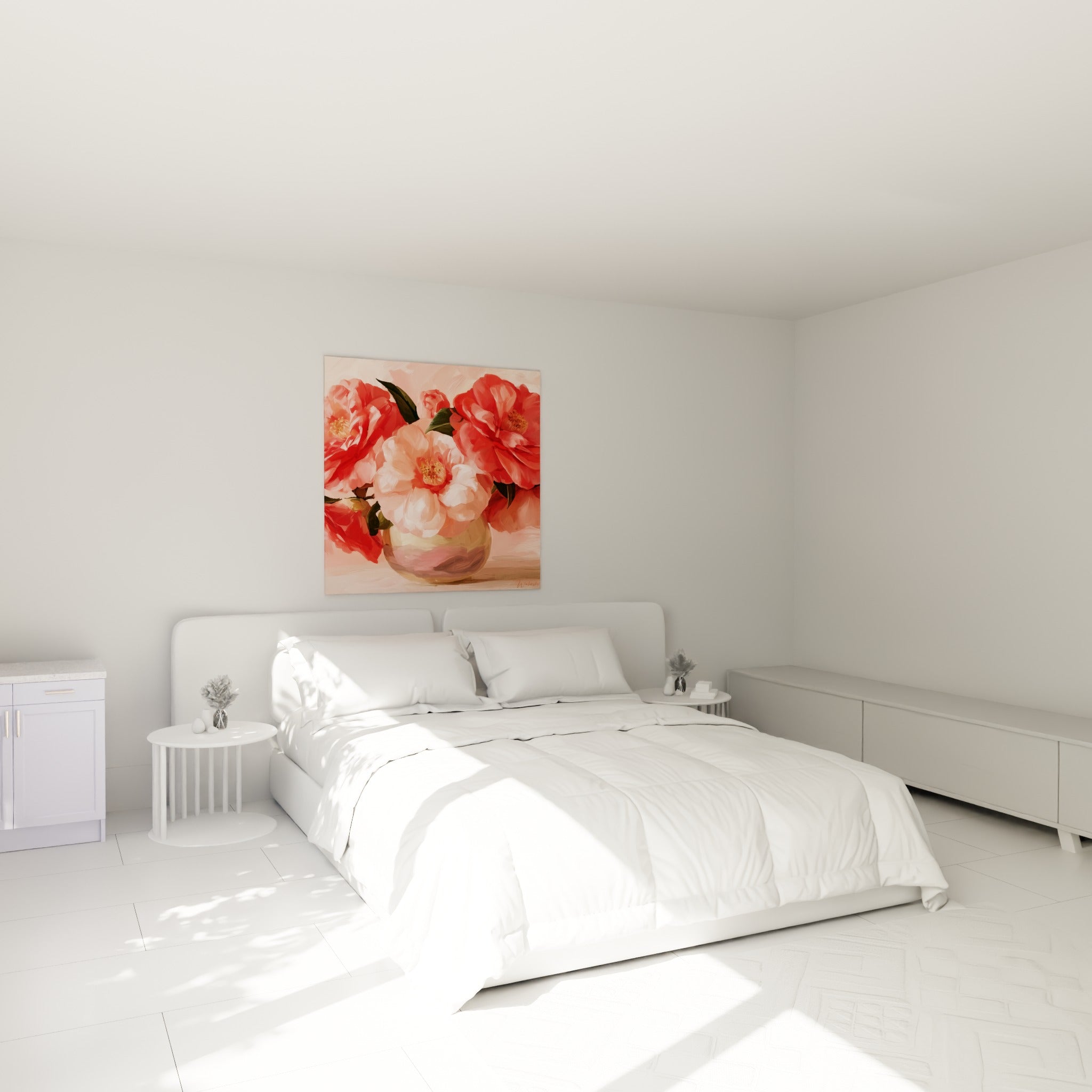 Bouquet de camélias roses et rouges, feuillage vert foncé, au-dessus d'un lit dans une chambre claire