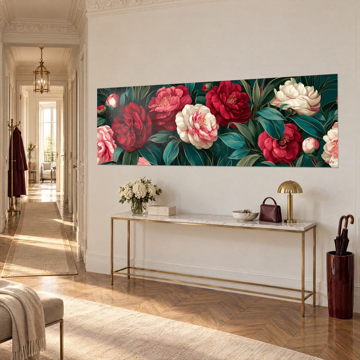 Quadro con fregio di peonie rosse e bianco rosato tra foglie verde smeraldo, in fondo a una consolle dorata, appartamento haussmanniano