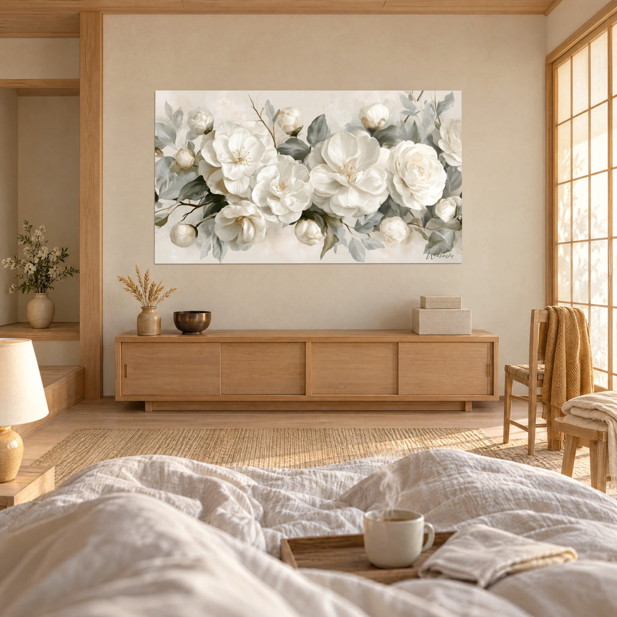 Quadro di bouquet di fiori bianco crema con foglie verde-grigio, inquadratura ampia, coppia di spalle, sopra un letto in una camera luminosa