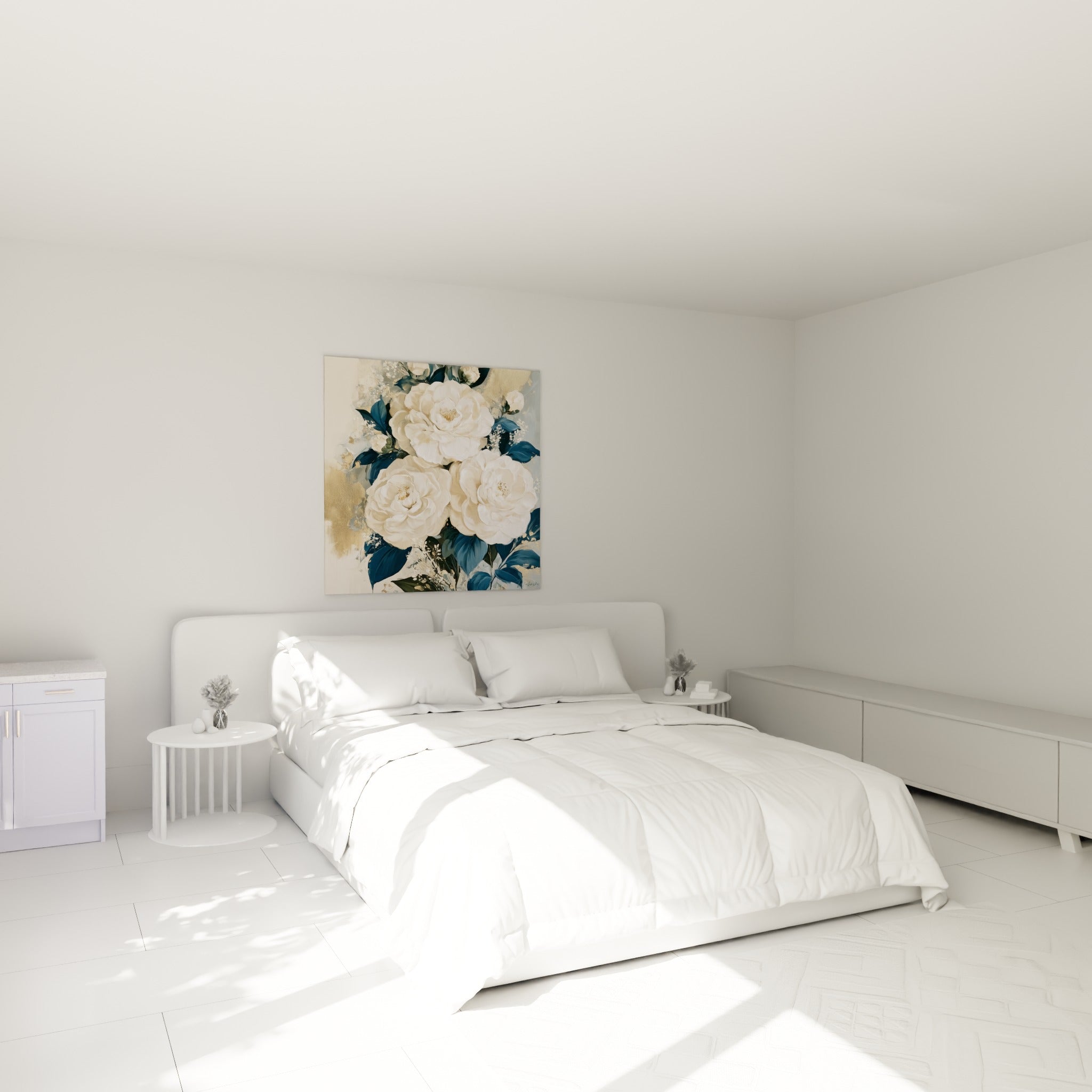 Bouquet de camélias ivoire et doré, feuillage bleu marine, au-dessus d'un lit dans une chambre claire