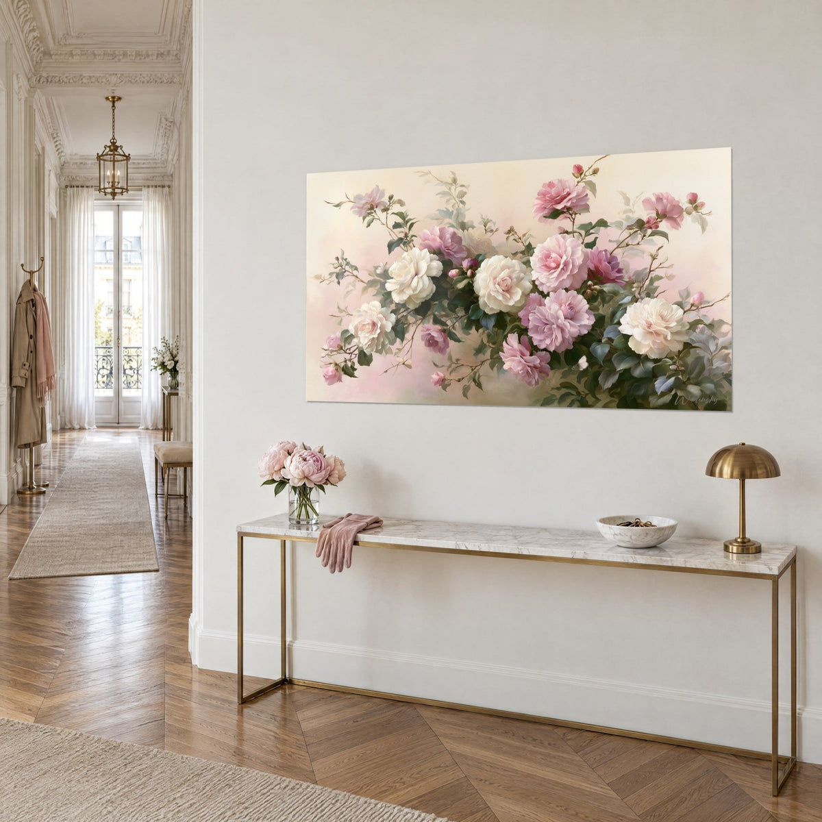 Tableau bouquet de pivoines ivoire et rose poudré en branche, feuillage vert sauge, sur une console dorée, hall haussmannien
