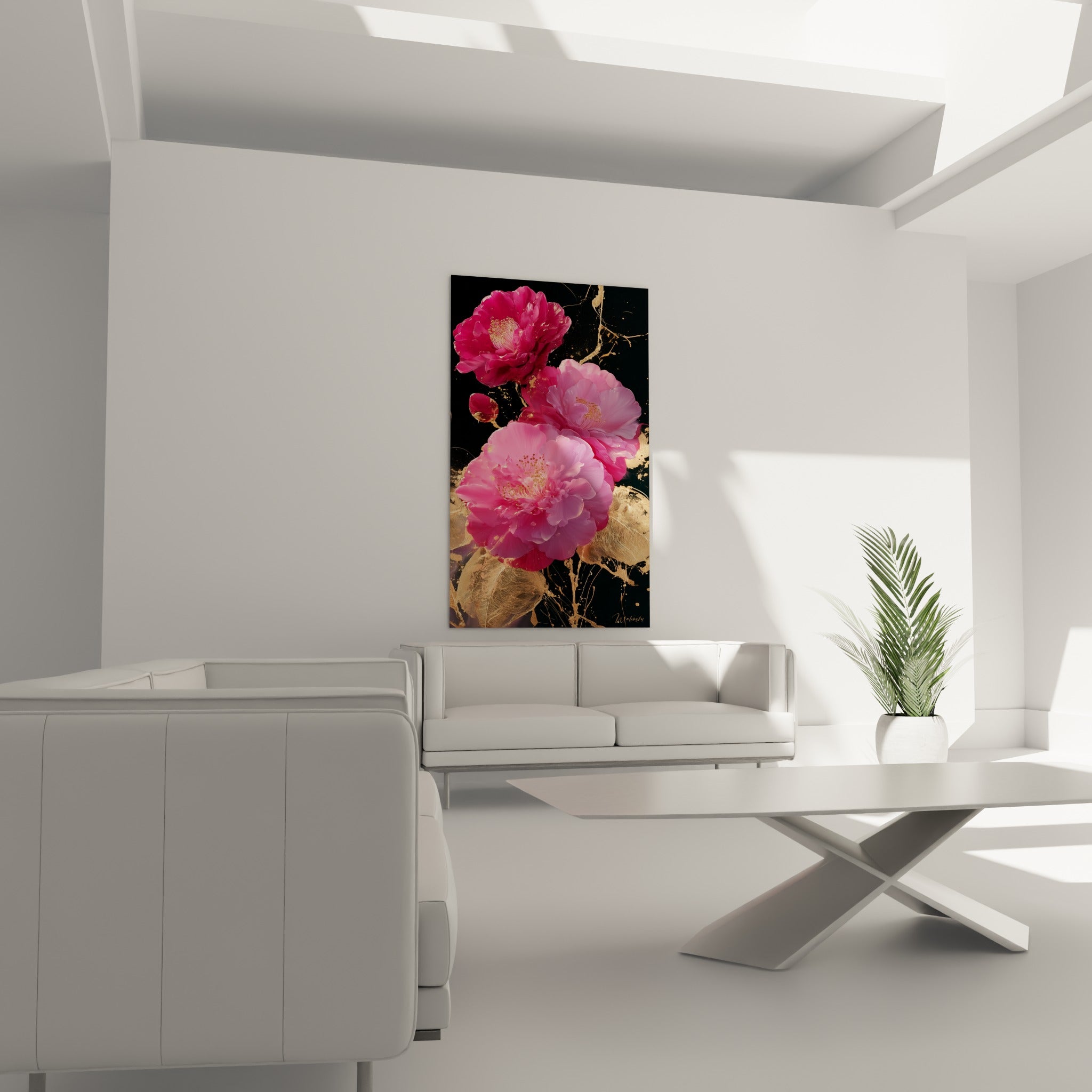 Fleurs de camélia rose pâle et fuchsia entourées de feuillage doré au-dessus d'un canapé dans un salon lumineux