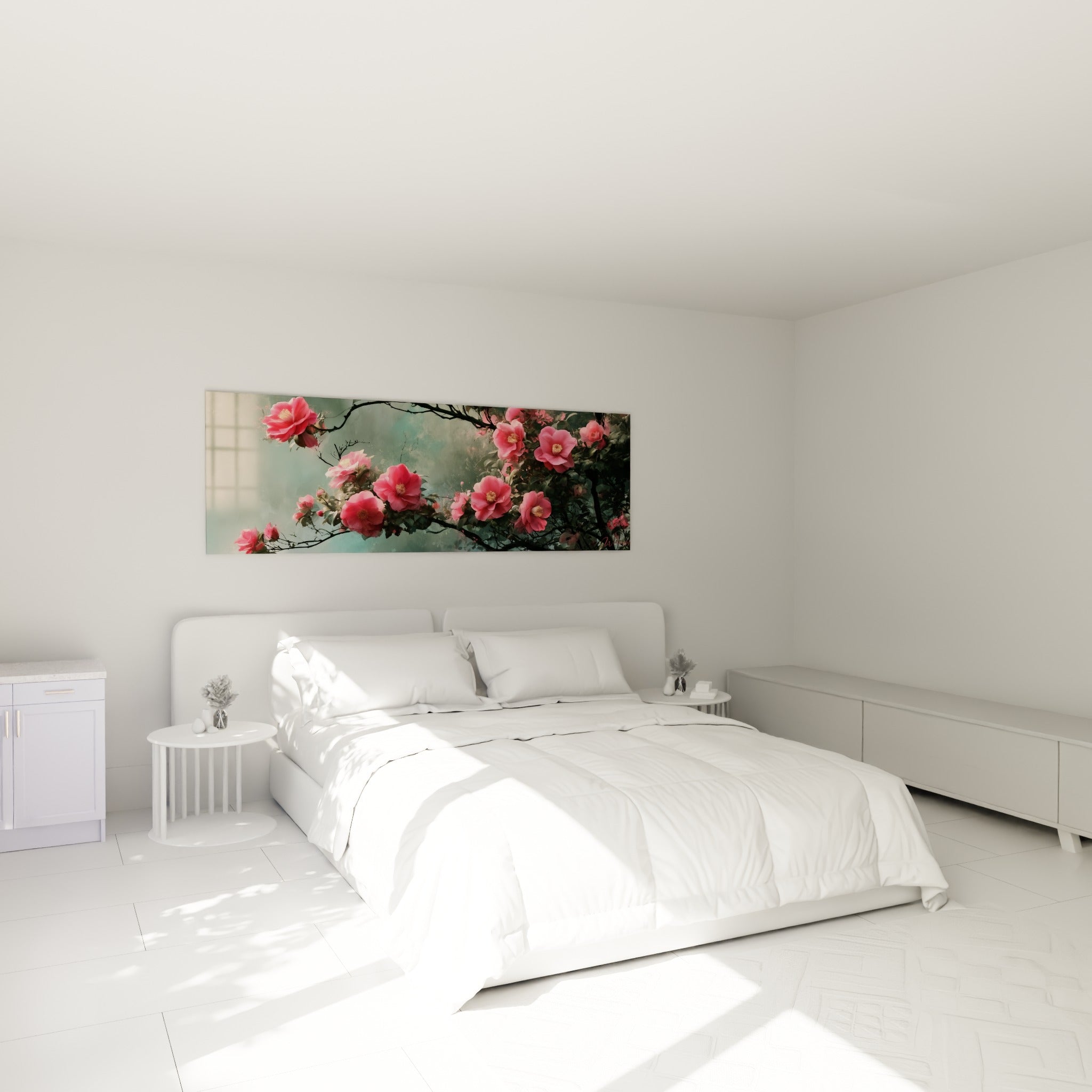 Branche de camélias roses aux cœurs dorés, accrochée au-dessus d'un lit dans une chambre claire