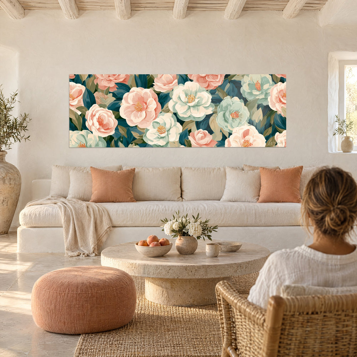 Tableau camélias rose pêche et vert menthe sur feuillage bleu canard, frise florale horizontale, au-dessus d'un canapé dans un salon lumineux