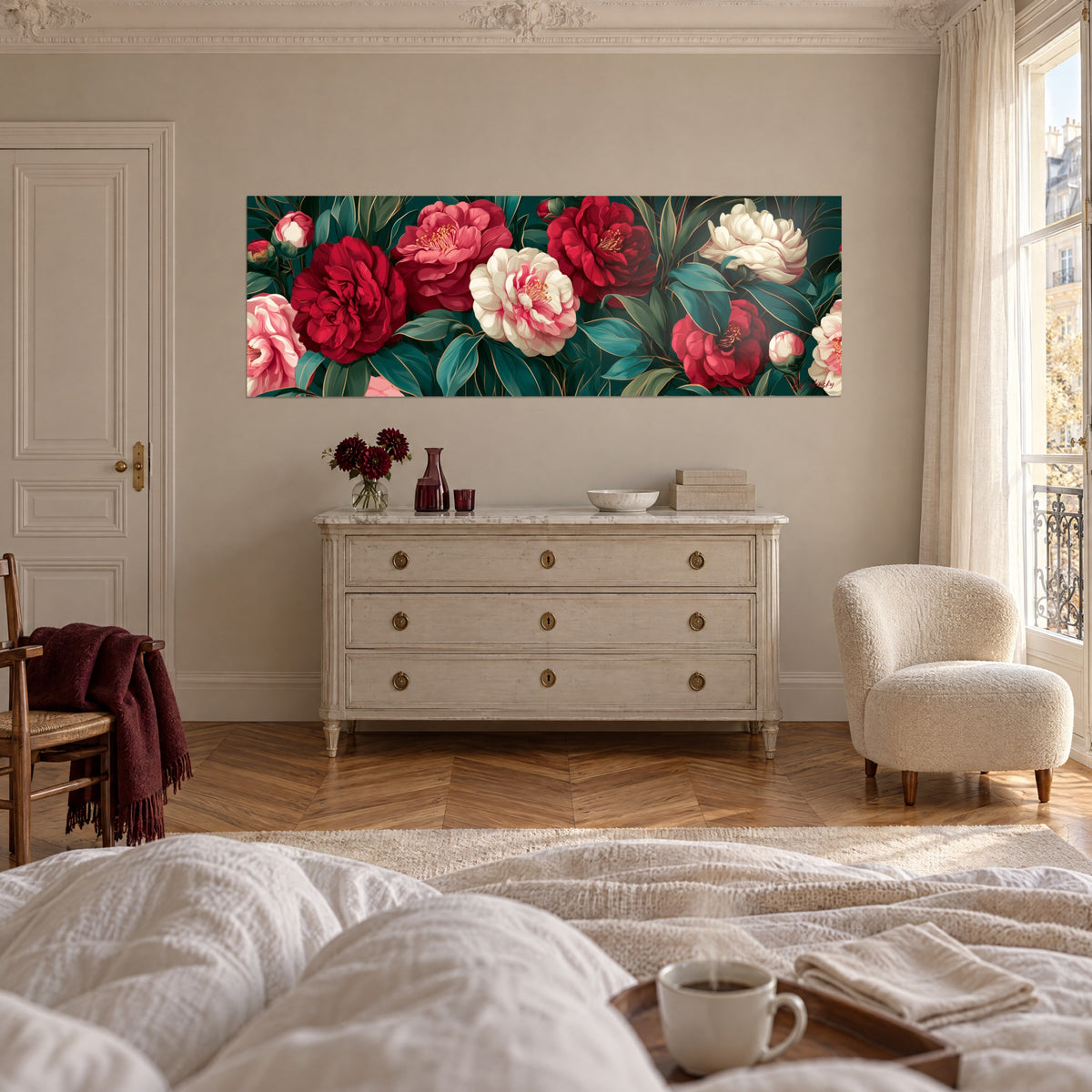 Quadro con bouquet orizzontale di peonie carminio e avorio su fogliame turchese, appeso sopra un letto in una camera luminosa