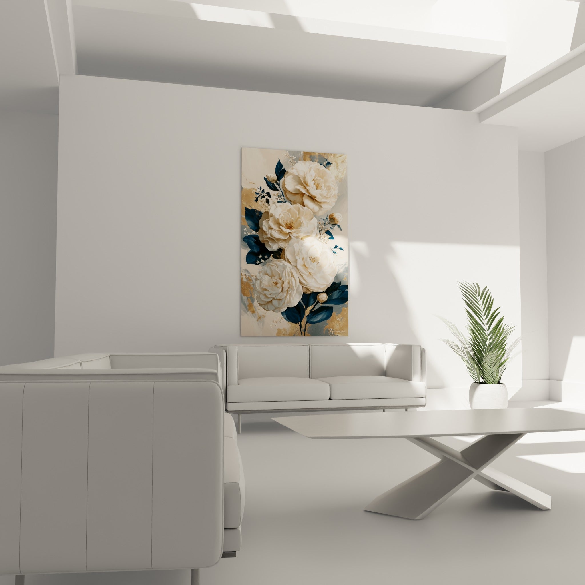 Corolles crème et branches bleu marine dorées disposées au-dessus d'un canapé dans un salon lumineux