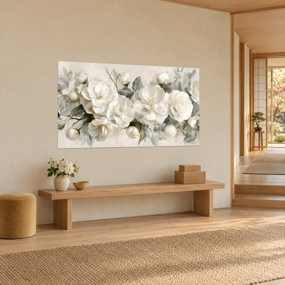 Quadro di ghirlanda di peonie bianche e boccioli madreperla su fondo beige, fogliame grigio argento, ingresso japandi in legno chiaro