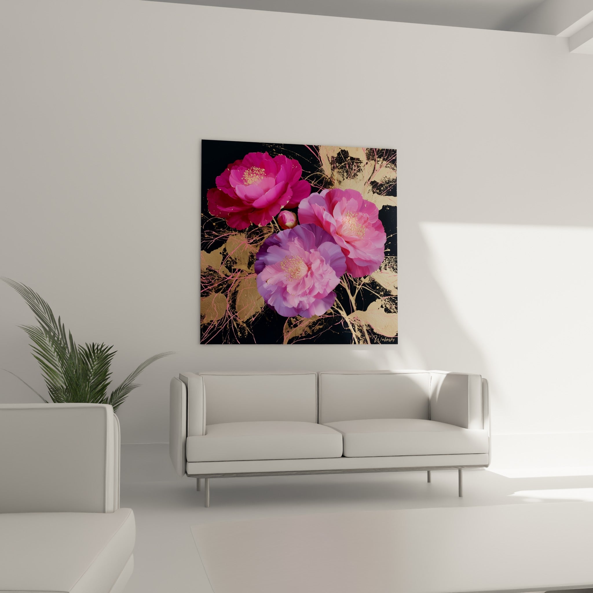 Bouquet de camélias fuchsia et mauve suspendu au-dessus d'un canapé dans un salon lumineux