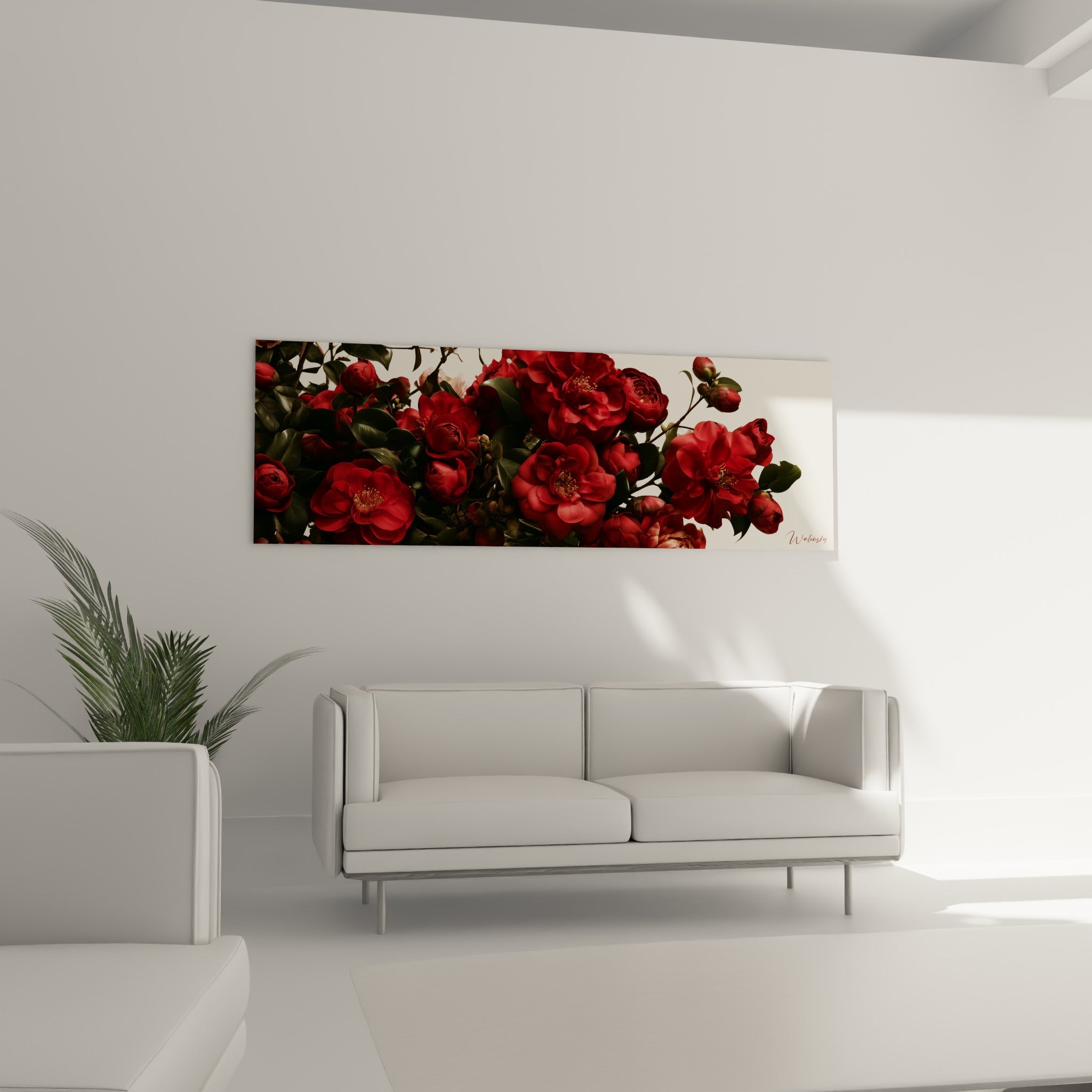 Grappe de camélias rouge intense et feuillage sombre accrochée au-dessus d'un canapé dans un salon lumineux