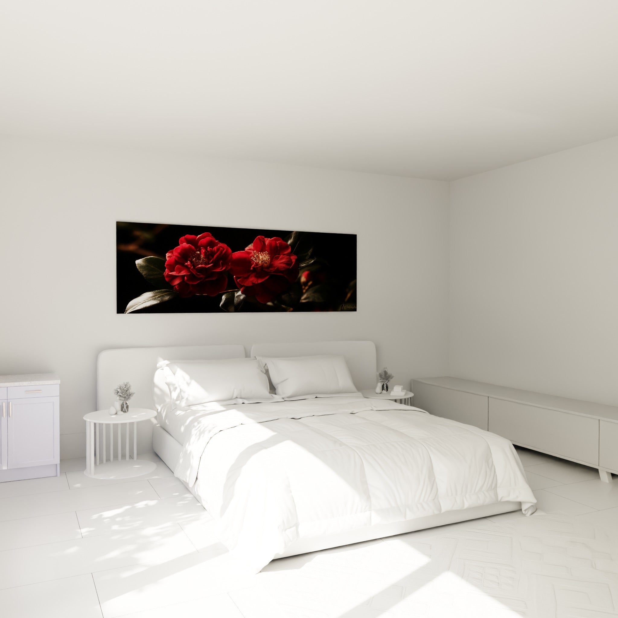 Fleurs de camélia grenat et feuilles vert sombre accrochées au-dessus d'un lit dans une chambre claire