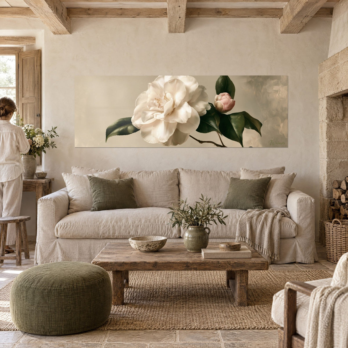 Gemälde weiße Kamelie mit elfenbeinfarbenen Blütenblättern, puderrosa Knospe und dunkelgrünen Blättern, beiger Hintergrund, über einem Sofa in einem lichtdurchfluteten Wohnzimmer