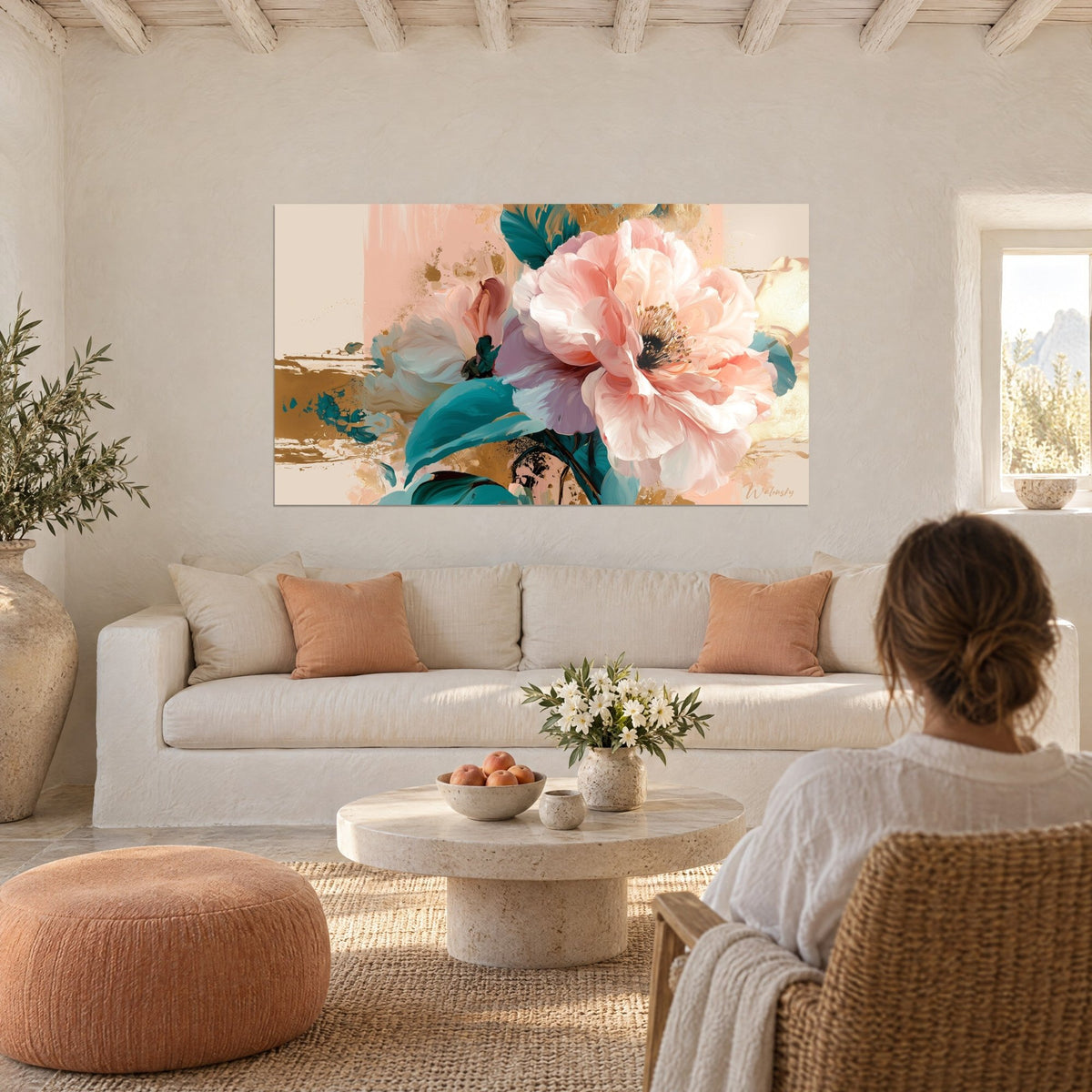 Quadro camelia rosa cipria con stami dorati, foglie verde petrolio e pennellate ocra, sopra un divano in un soggiorno luminoso