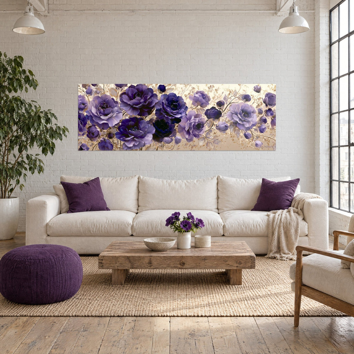 Tableau camélias violets en frise, pétales ivoire et rameaux dorés, au-dessus d'un canapé dans un salon lumineux