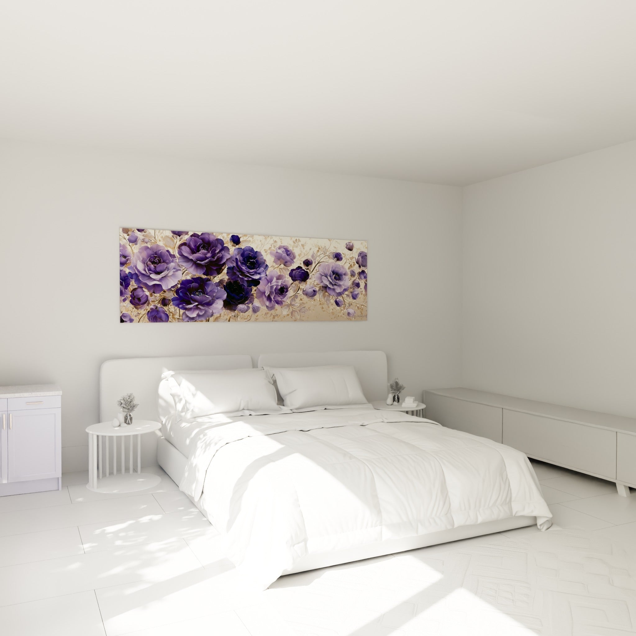 Bouquet de camélias violet lavande et indigo au-dessus d'un lit dans une chambre claire