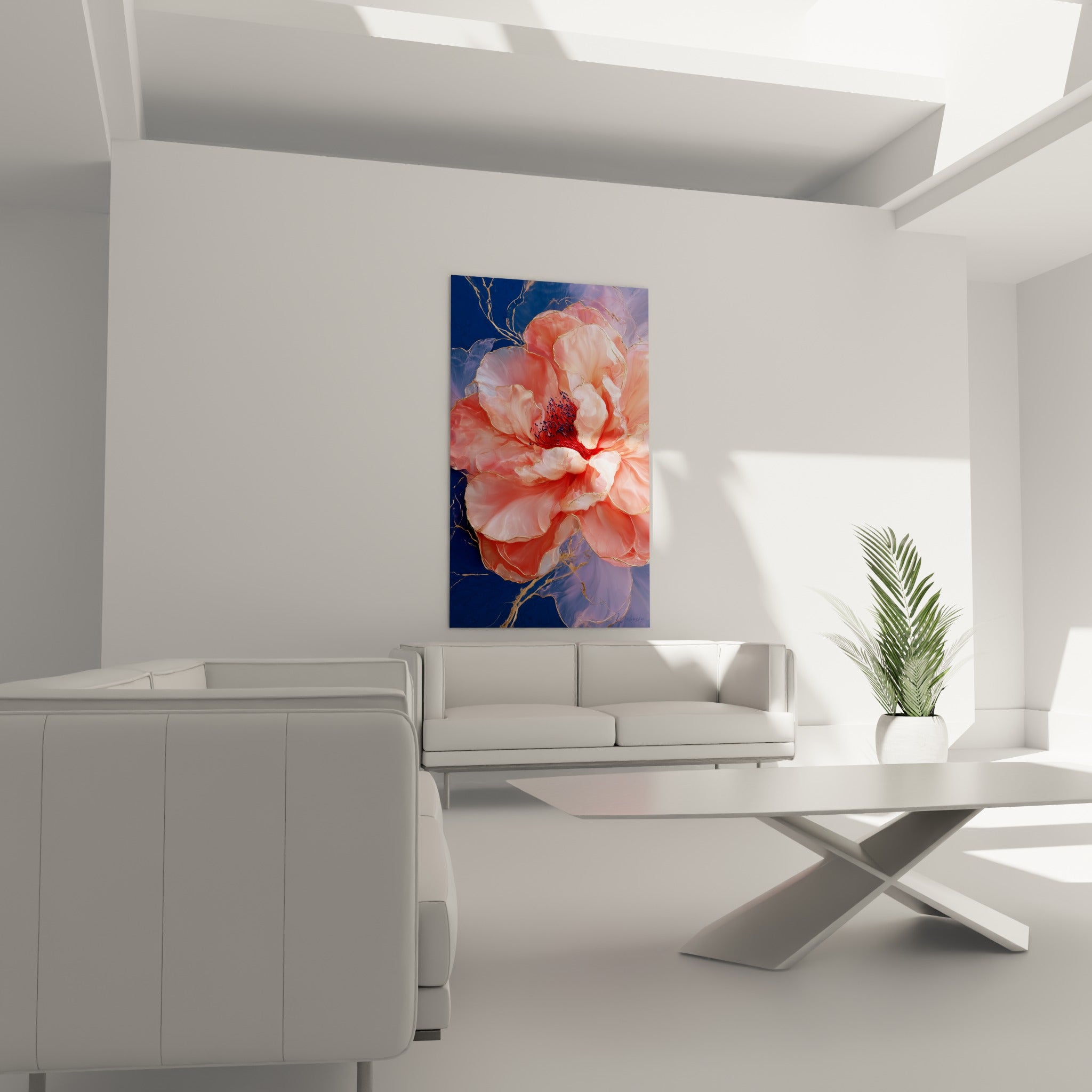 Fleur de camélia rose et lavande aux nervures dorées trône au-dessus d'un canapé dans un salon lumineux