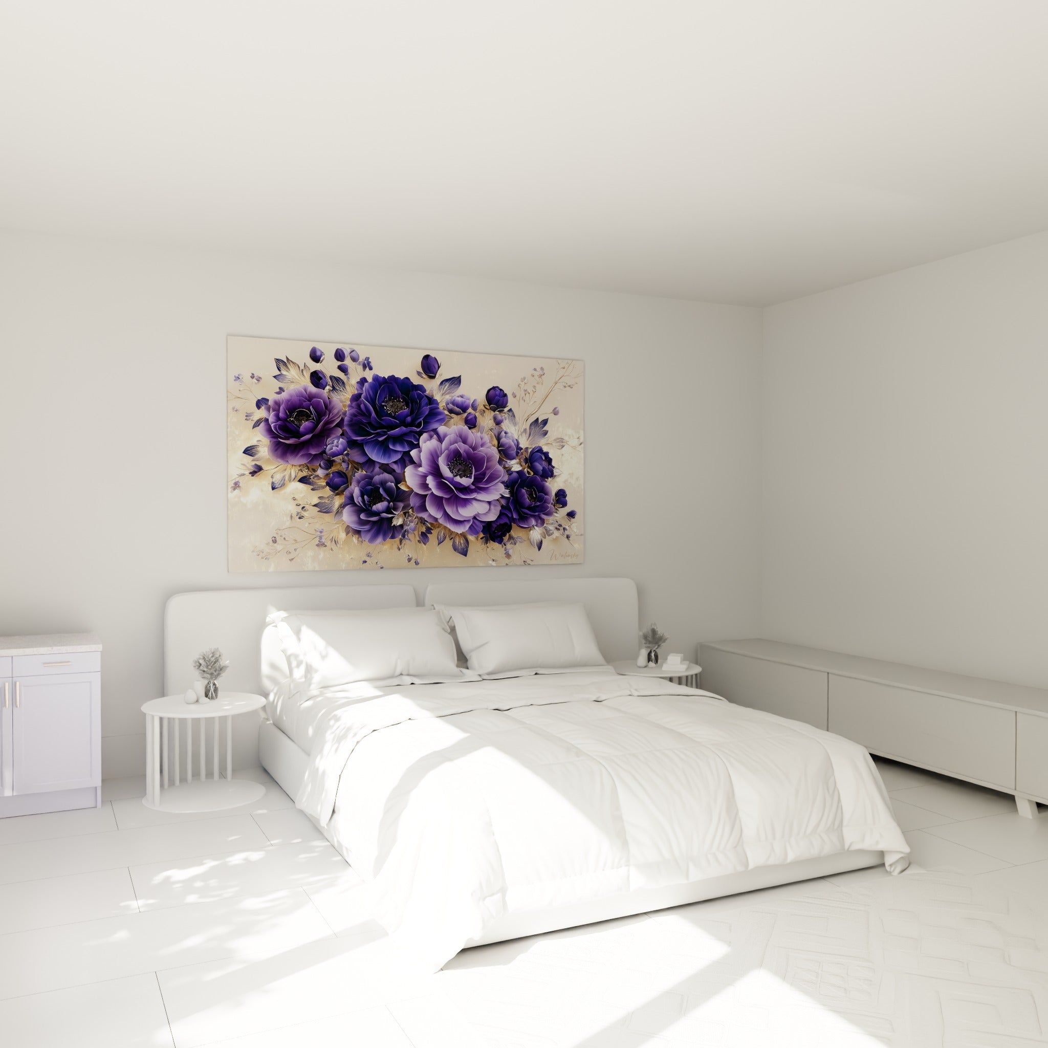 Camélias lilas et dorés en bouquet dense, accrochés au-dessus d'un lit dans une chambre claire