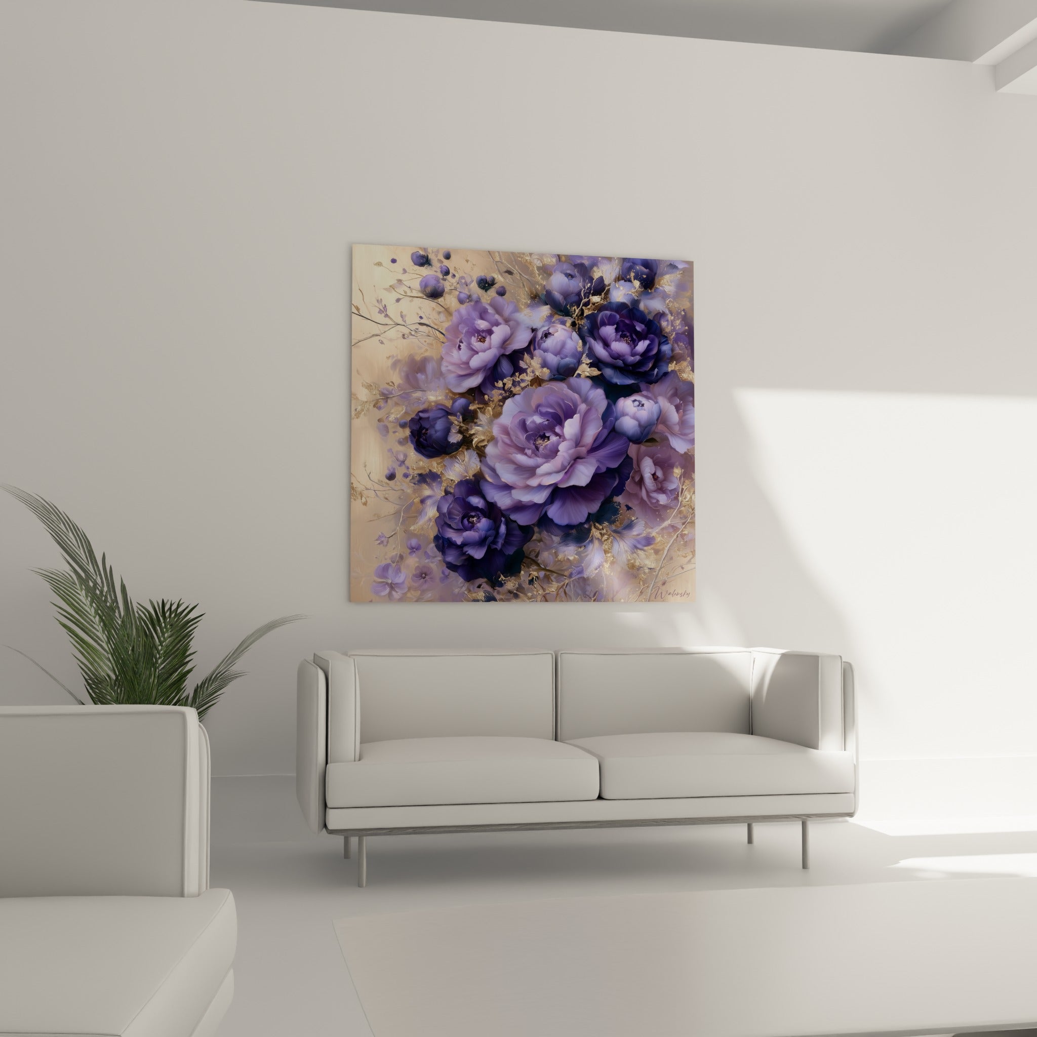 Fleurs camélia indigo et lilas aux branches dorées au-dessus d'un canapé dans un salon lumineux