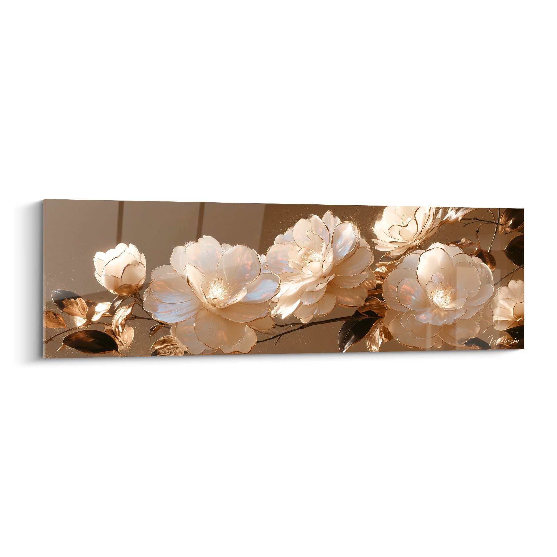 Camélias blancs nacrés aux bords dorés, pétales opalescents sur fond bronze flou