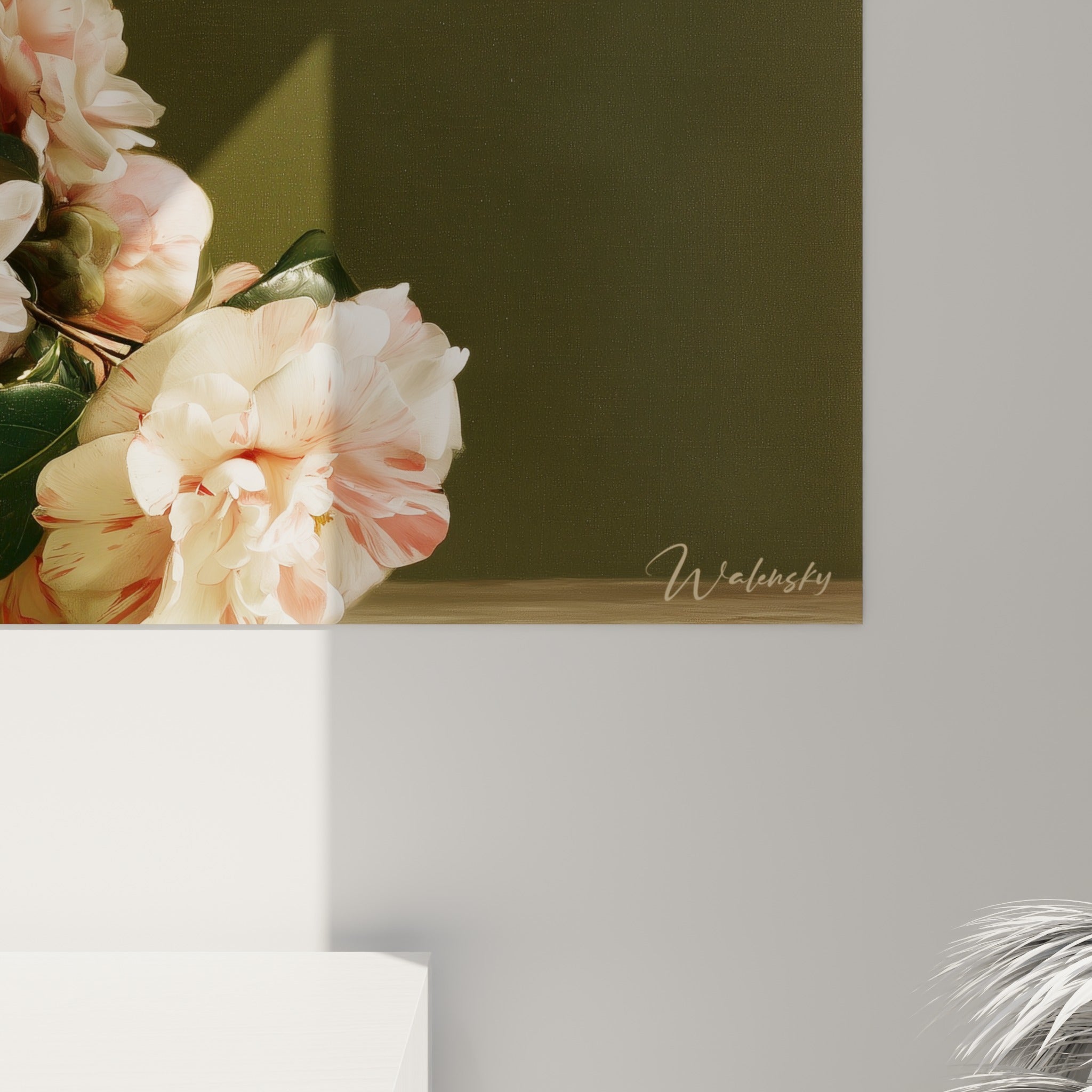 Détail des pétales rose pâle et blanc crème, texture aquarelle et reflets ambrés du vase en verre