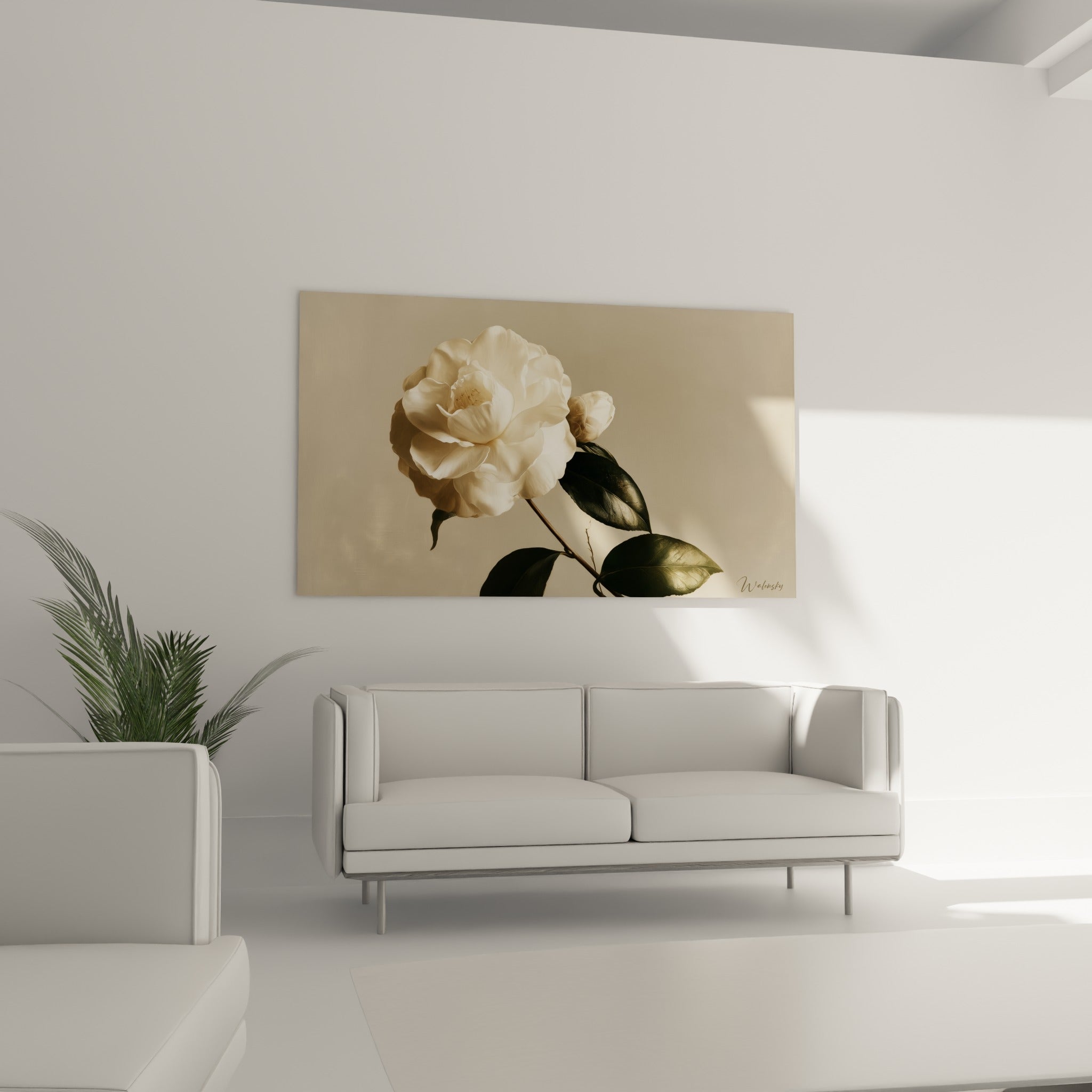 Pétales blancs et feuilles sombres du camélia au-dessus d'un canapé dans un salon lumineux
