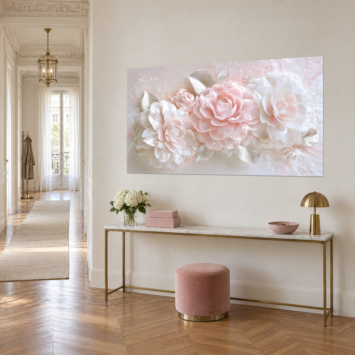 Cuadro con tres flores empolvadas de pétalos rosa pálido y marfil, hojas de plata y purpurina, consola dorada, vista de tres cuartos