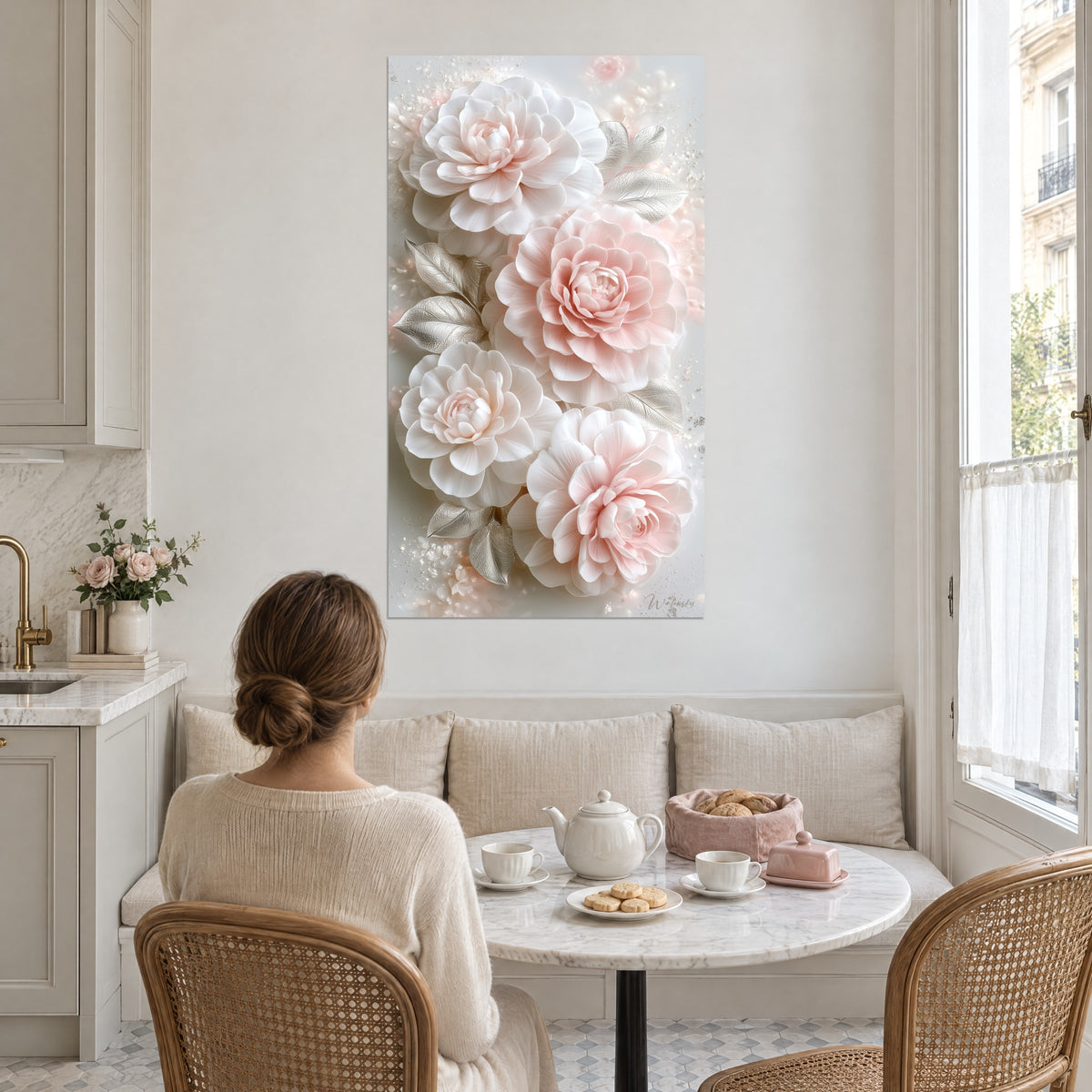 Πίνακας floral σύνθεση από κρεμ και απαλά ροζ καμέλιες, ασημένιες αντανακλάσεις, απέναντι από τραπέζι πρωινού σε κουζίνα