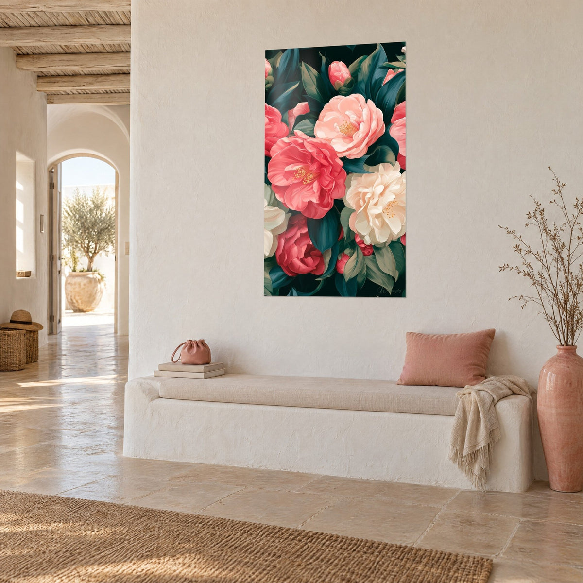 Tableau bouquet de pivoines saumon et crème sur fond émeraude, vertical, accroché dans une maison blanche méditerranéenne