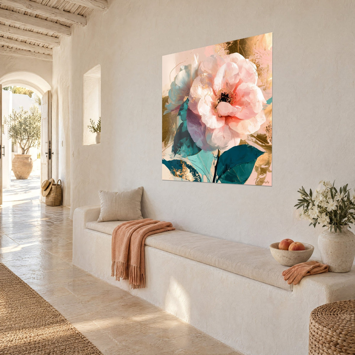 Tableau grande fleur de pivoine blanc nacré et rose, fond doré, vue de trois-quarts sur un mur de maison méditerranéenne