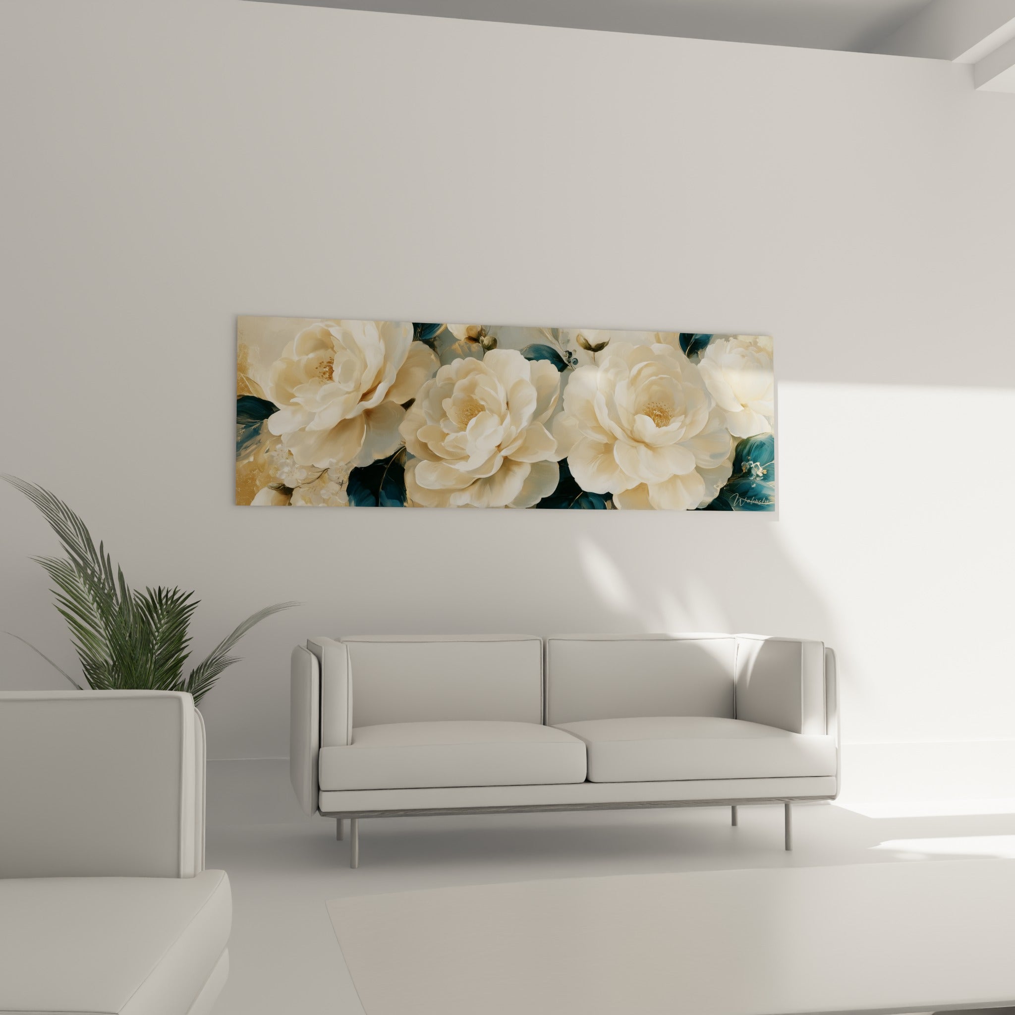Fleurs de camélia ivoire et dorées entourées de feuilles bleu marine, au-dessus d'un canapé dans un salon lumineux