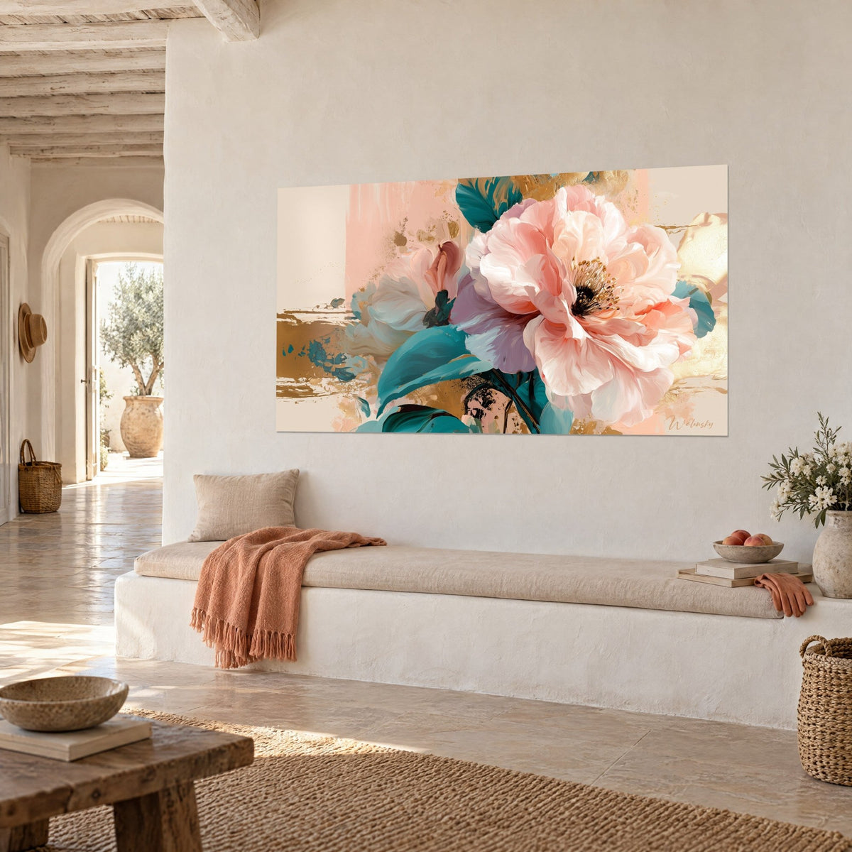 Quadro grande fiore di peonia in pesca e lilla, fogliame turchese e venature dorate, vista a tre quarti, panca bianca e plaid corallo