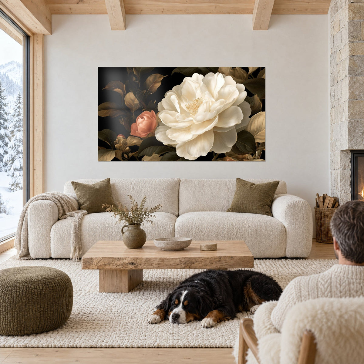 Tableau camélia ivoire aux pétales froissés, bourgeon corail sur fond noir, chien noir et feu, au-dessus d'un canapé dans un salon lumineux