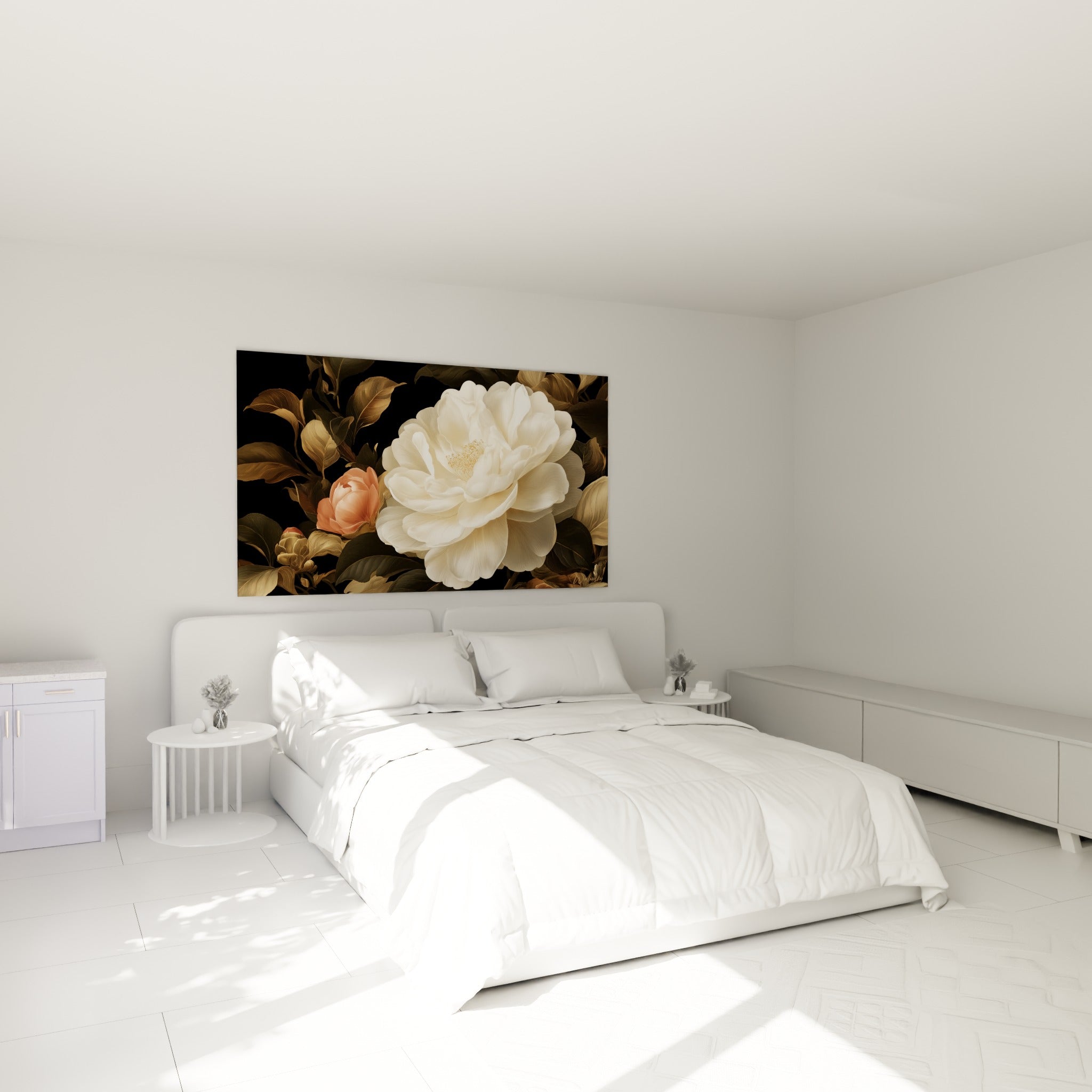 Fleur de camélia crème et corail aux feuilles dorées, accrochée au-dessus d'un lit dans une chambre claire