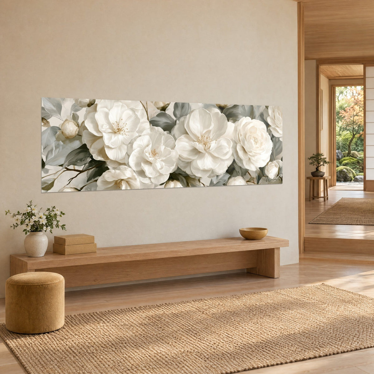 Tableau fleurs blanches aux pétales veloutés, feuillage gris perle et boutons crème, accroché au-dessus d'un banc en bois clair