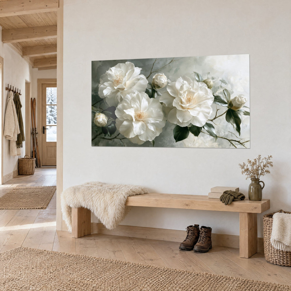 Tableau fleurs de camélia ivoire et feuillage vert sombre sur fond gris perle, banc en bois clair, dans l'entrée d'un chalet