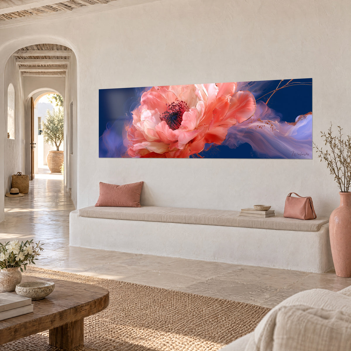 Tableau fleur rose saumon et cœur pourpre sur fond bleu nuit, vue de trois-quarts, banquette blanche d'une maison méditerranéenne