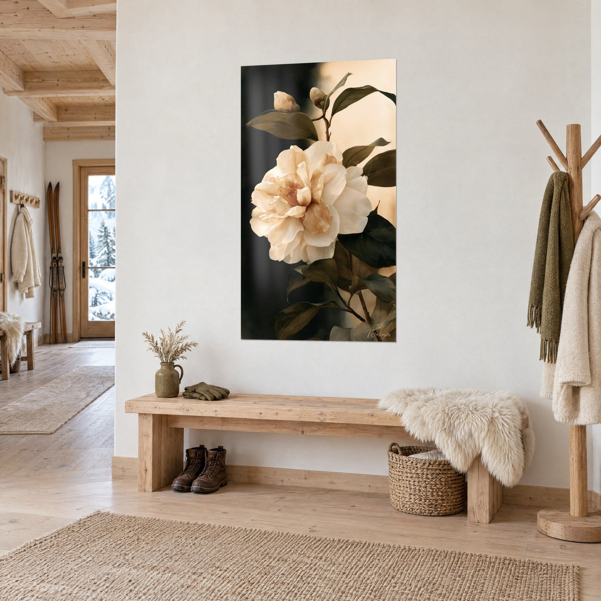 Cuadro gran flor marfil con estambres ámbar, hojas verde oliva y fondo beige dorado, en pared blanca junto a un banco de madera