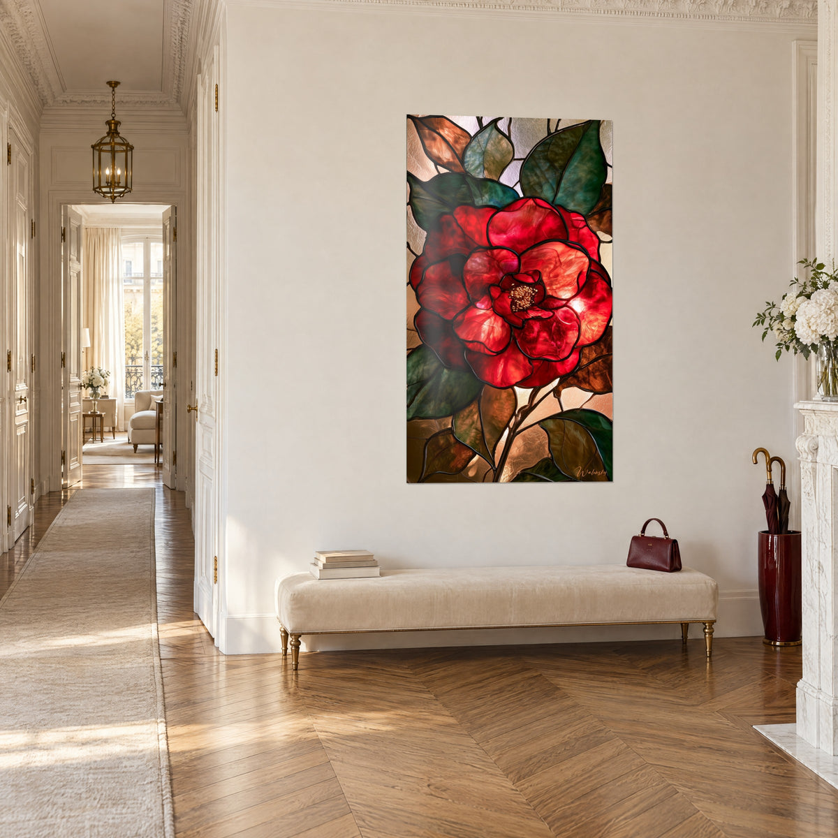 Gemälde scharlachrote Blüte in Glasmalerei-Technik, goldenes Staubblatt-Herz, smaragdgrünes Laub und Kupfertöne, Dreiviertelansicht in einem Haussmann-Flur