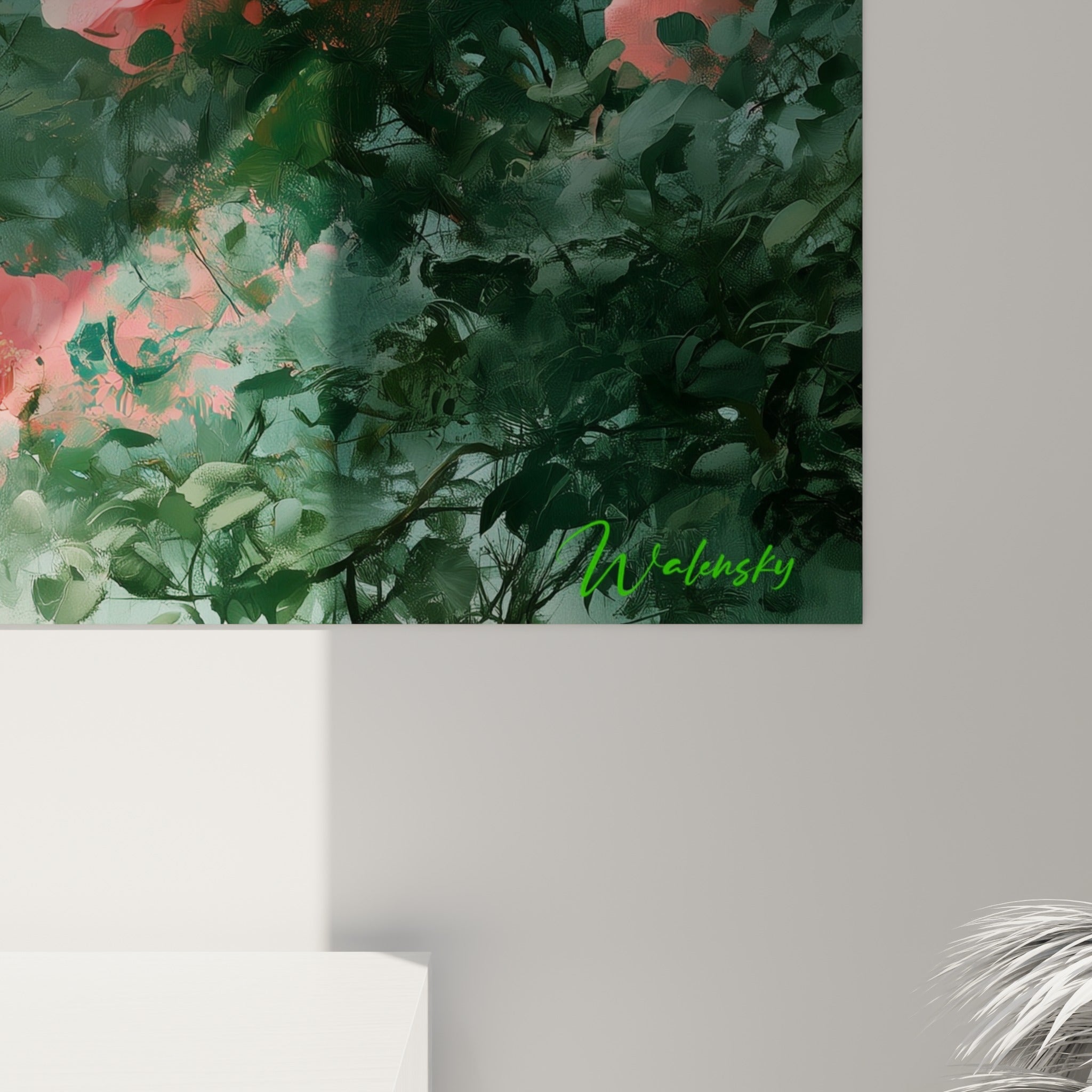 Pétales roses et cœurs dorés du camélia révélant la texture fine et les nuances vertes brumeuses