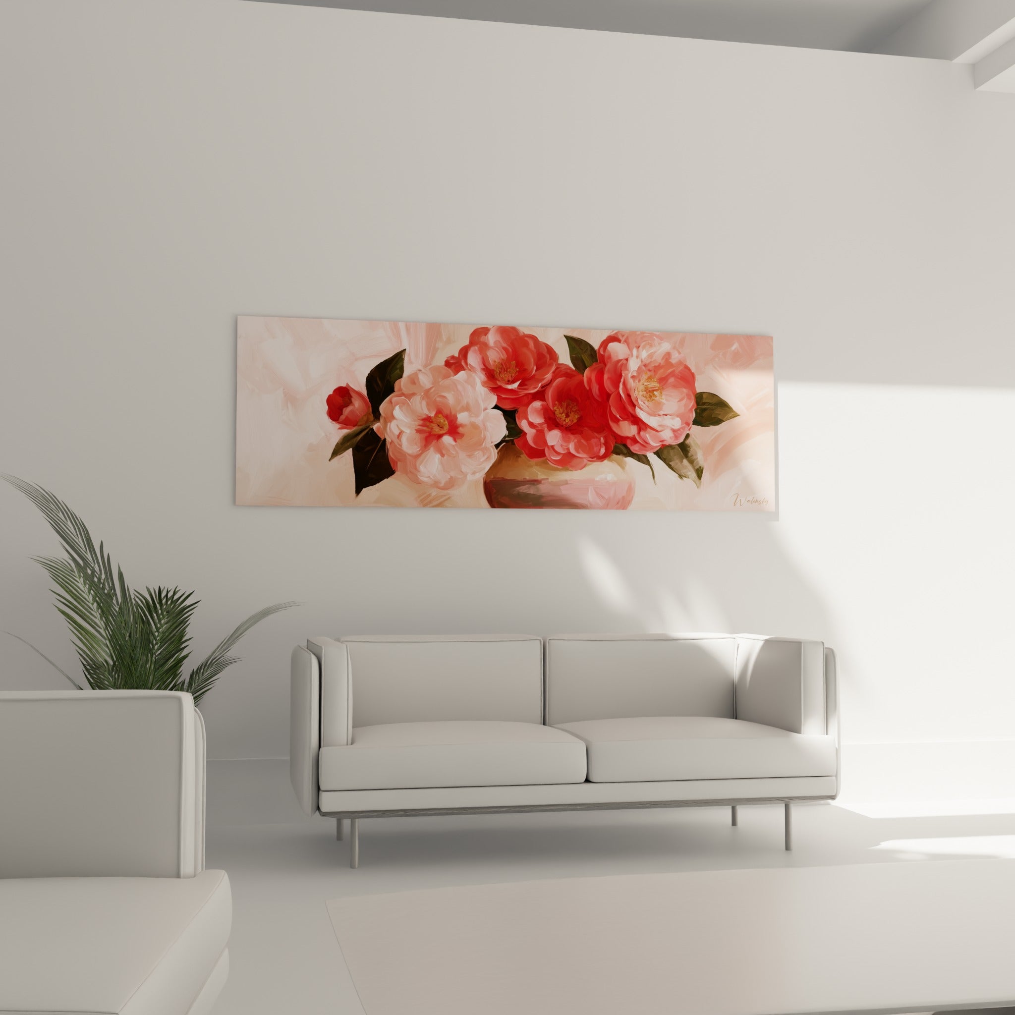 Fleurs de camélia rouge vif et rose poudré disposées au-dessus d'un canapé dans un salon lumineux