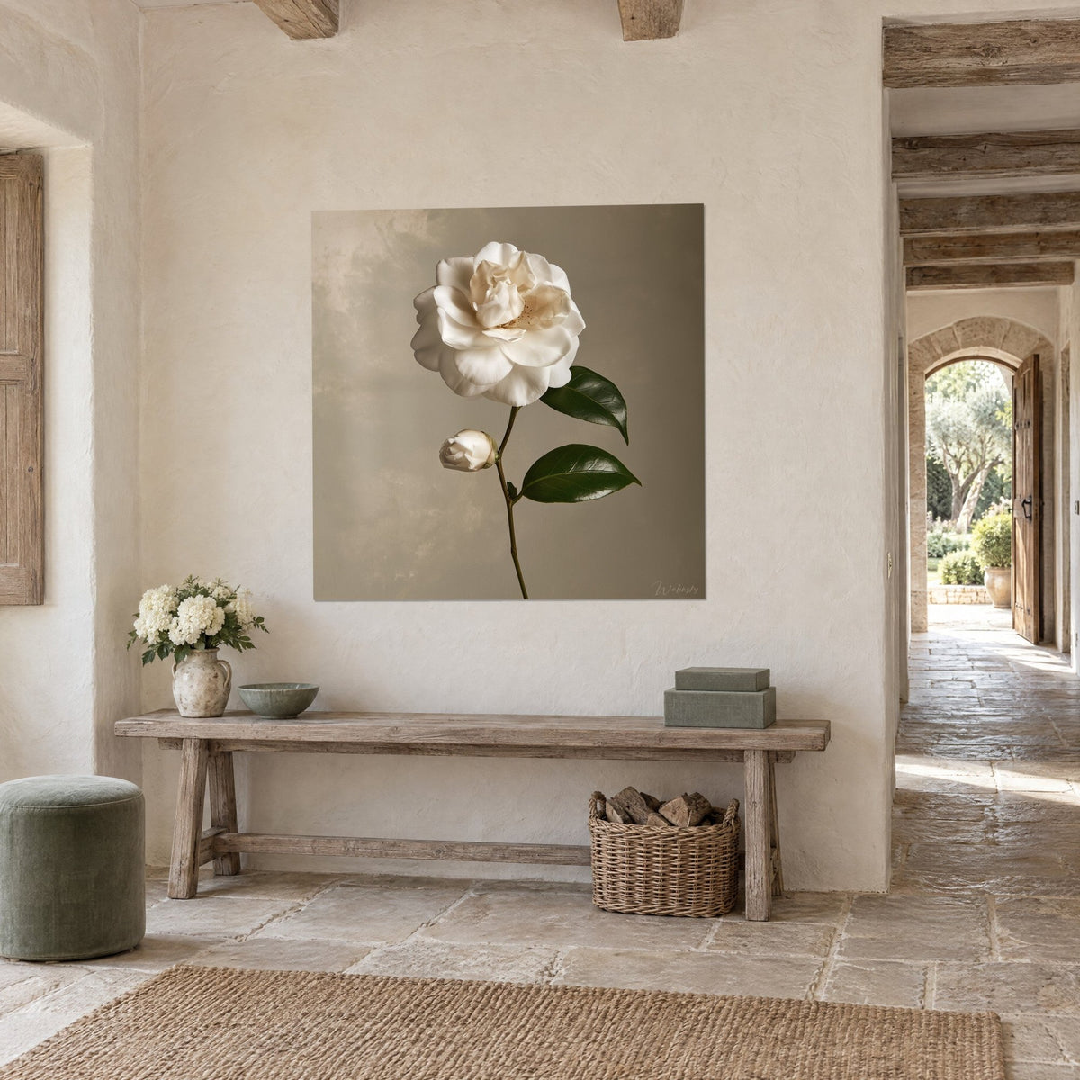 Cuadro flor de camelia crema con capullo cerrado, tallo marrón, fondo gris beige, visto en tres cuartos en un recibidor de piedra