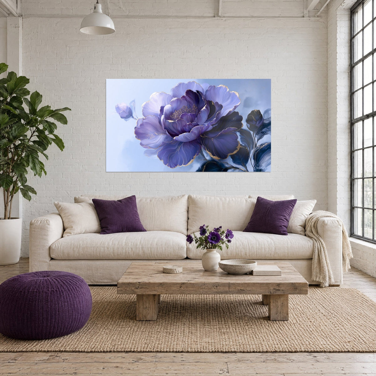 Tableau camélia violet aux liserés dorés sur fond bleu pâle, bourgeon fermé à droite, au-dessus d'un canapé dans un salon lumineux