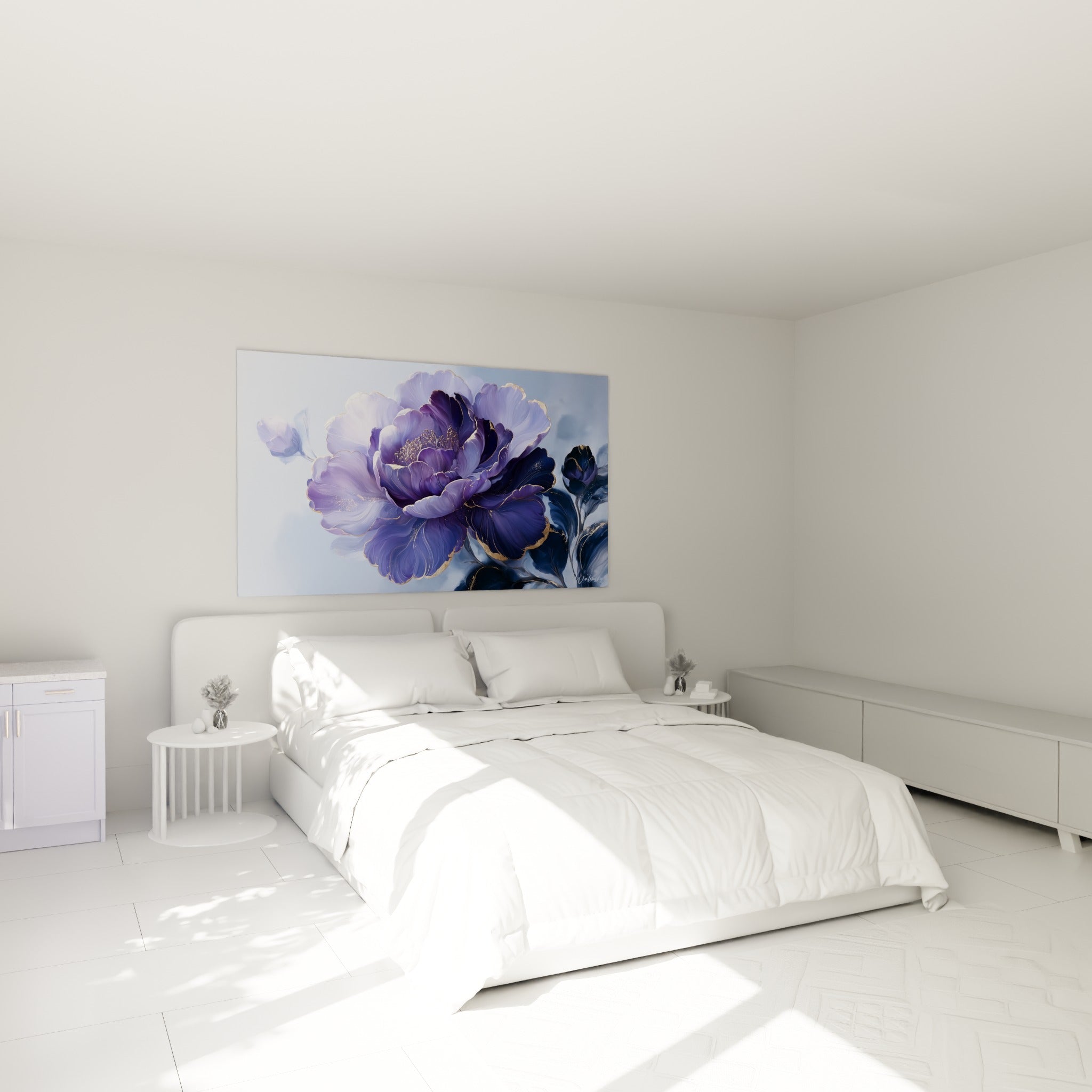 Camélia violet et doré aux pétales sculptés, accroché au-dessus d'un lit dans une chambre claire