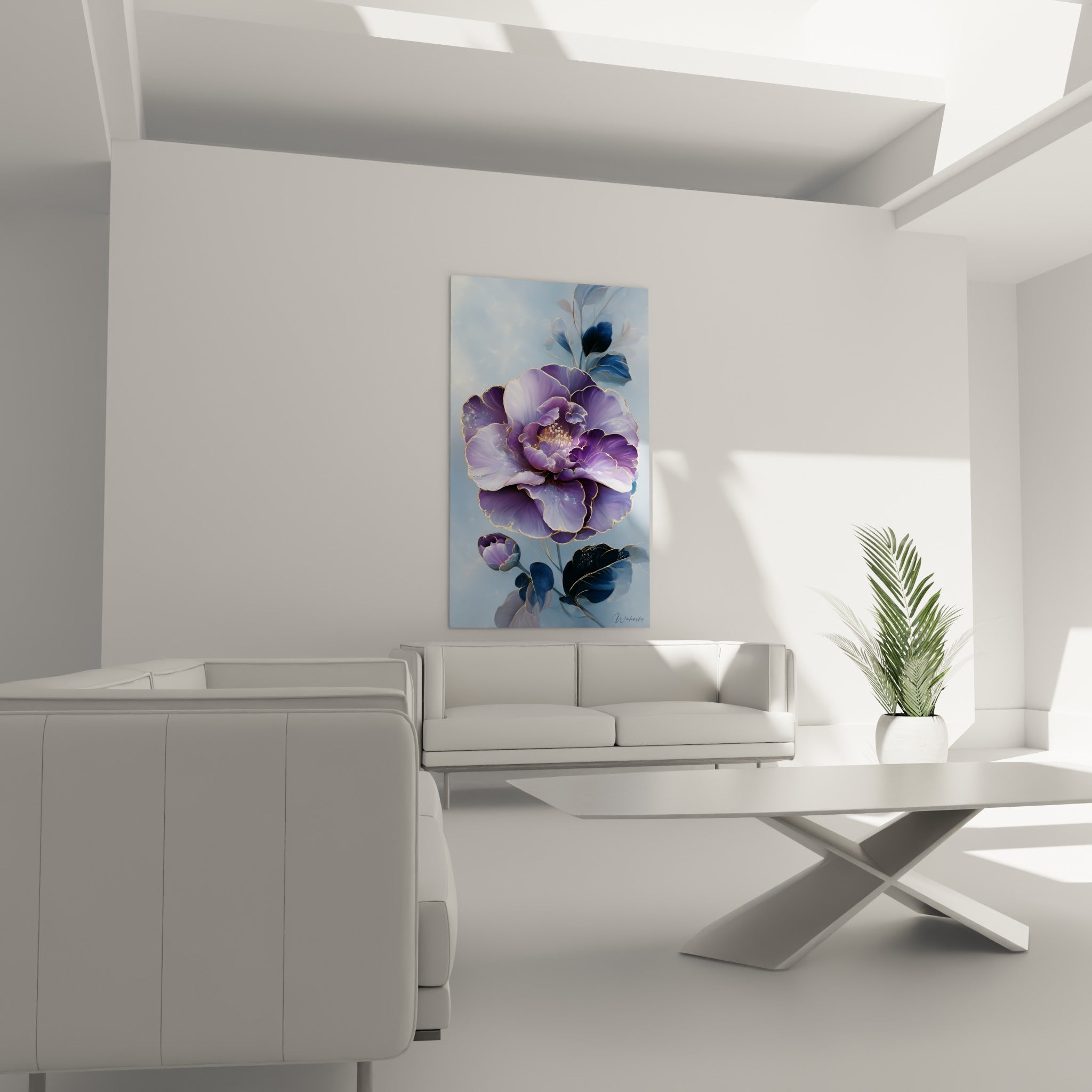 Pétales violets et feuilles bleu marine du camélia surplombant un canapé dans un salon lumineux